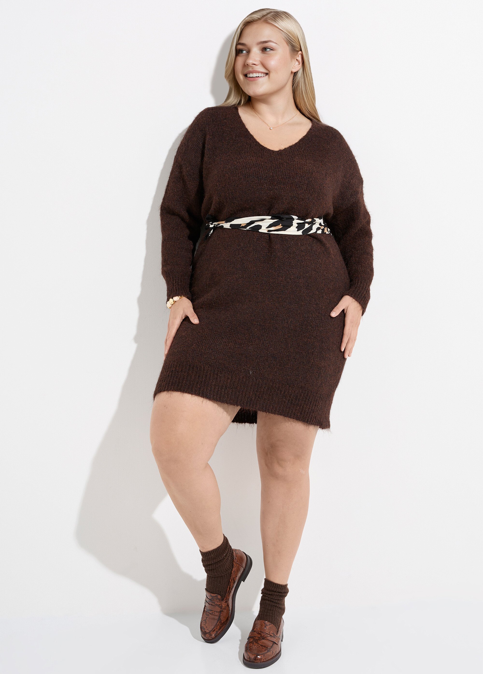 Robe pull longue en laine avec col V Femme Grande Taille Marron CHY-AE3671 MV1