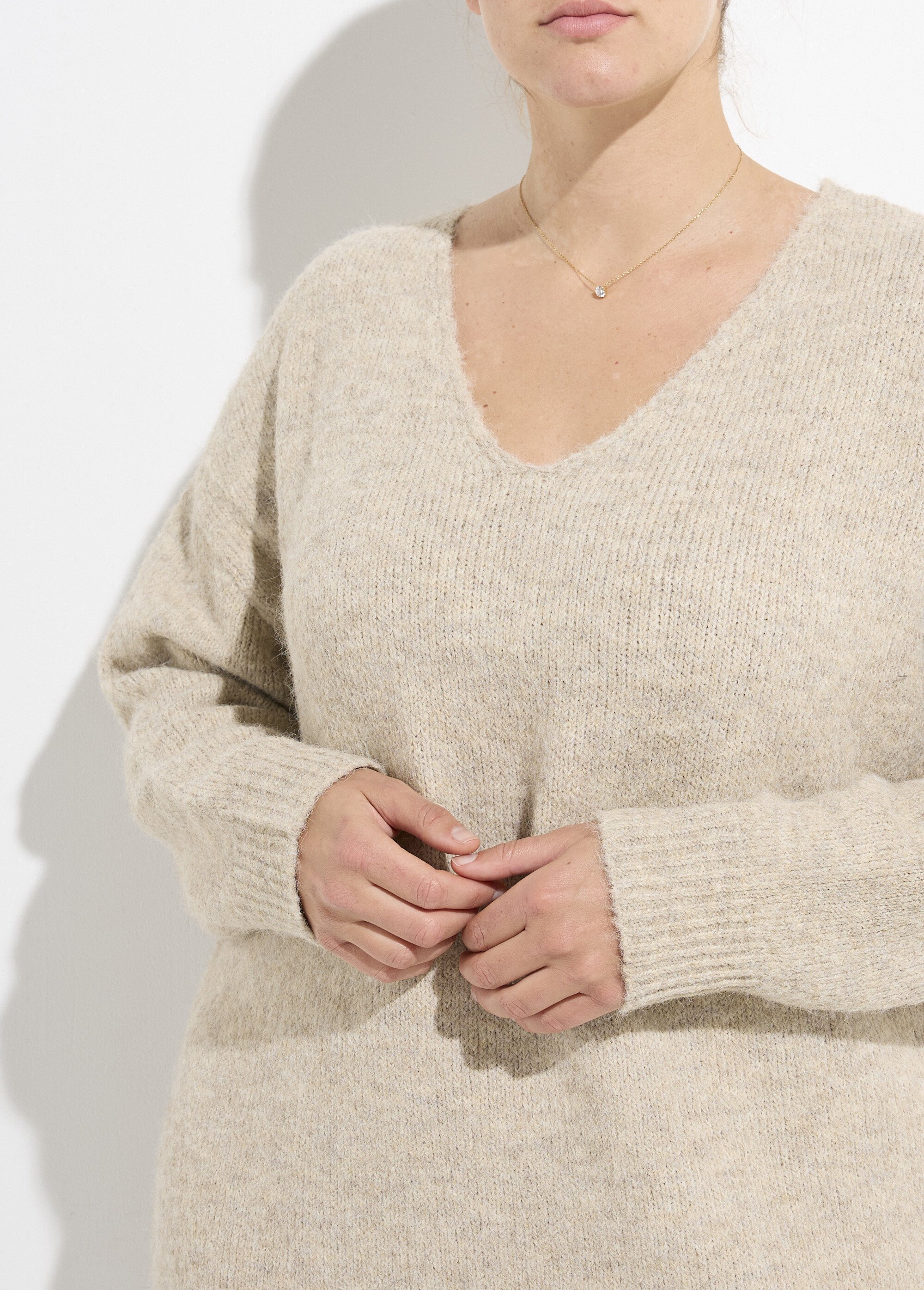 Robe pull longue en laine avec col V Femme Grande Taille Beige CHY-AE3671 DE1