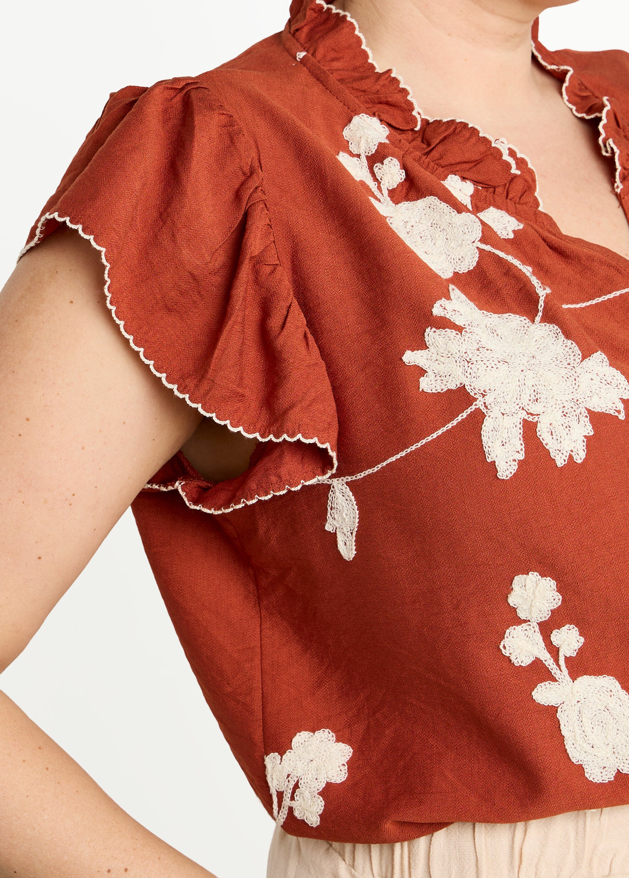 Chemisier broderies contrastantes fleurs