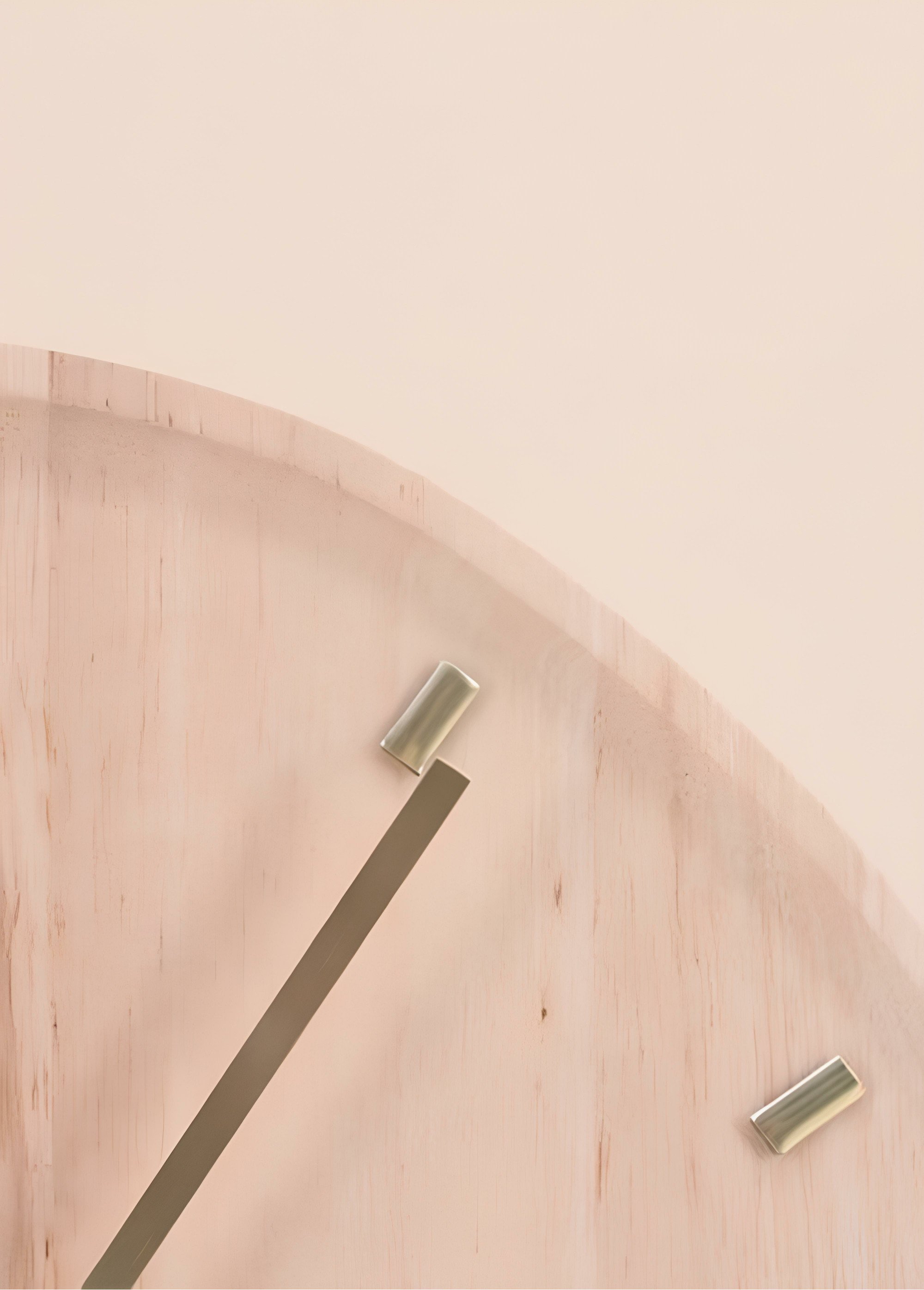 Horloge forme organique, détails métal