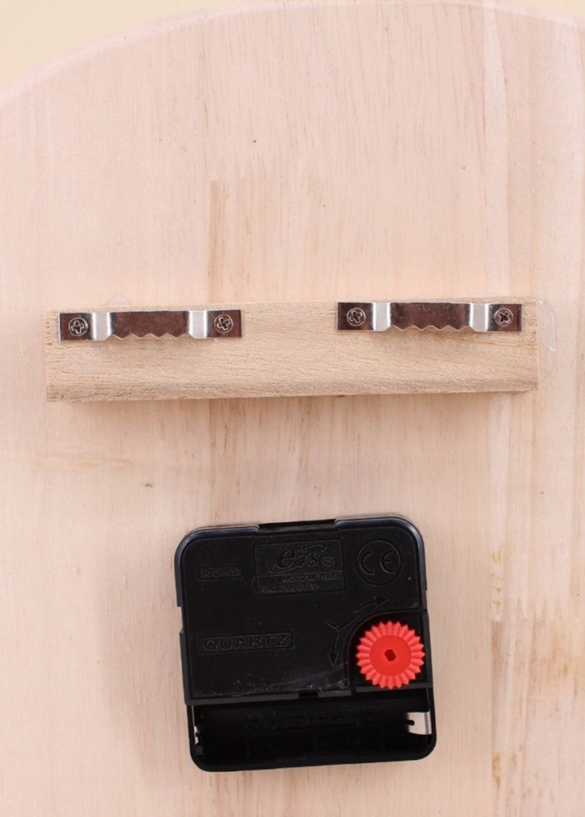 Horloge forme organique, détails métal Beige NOR-23483 DE2