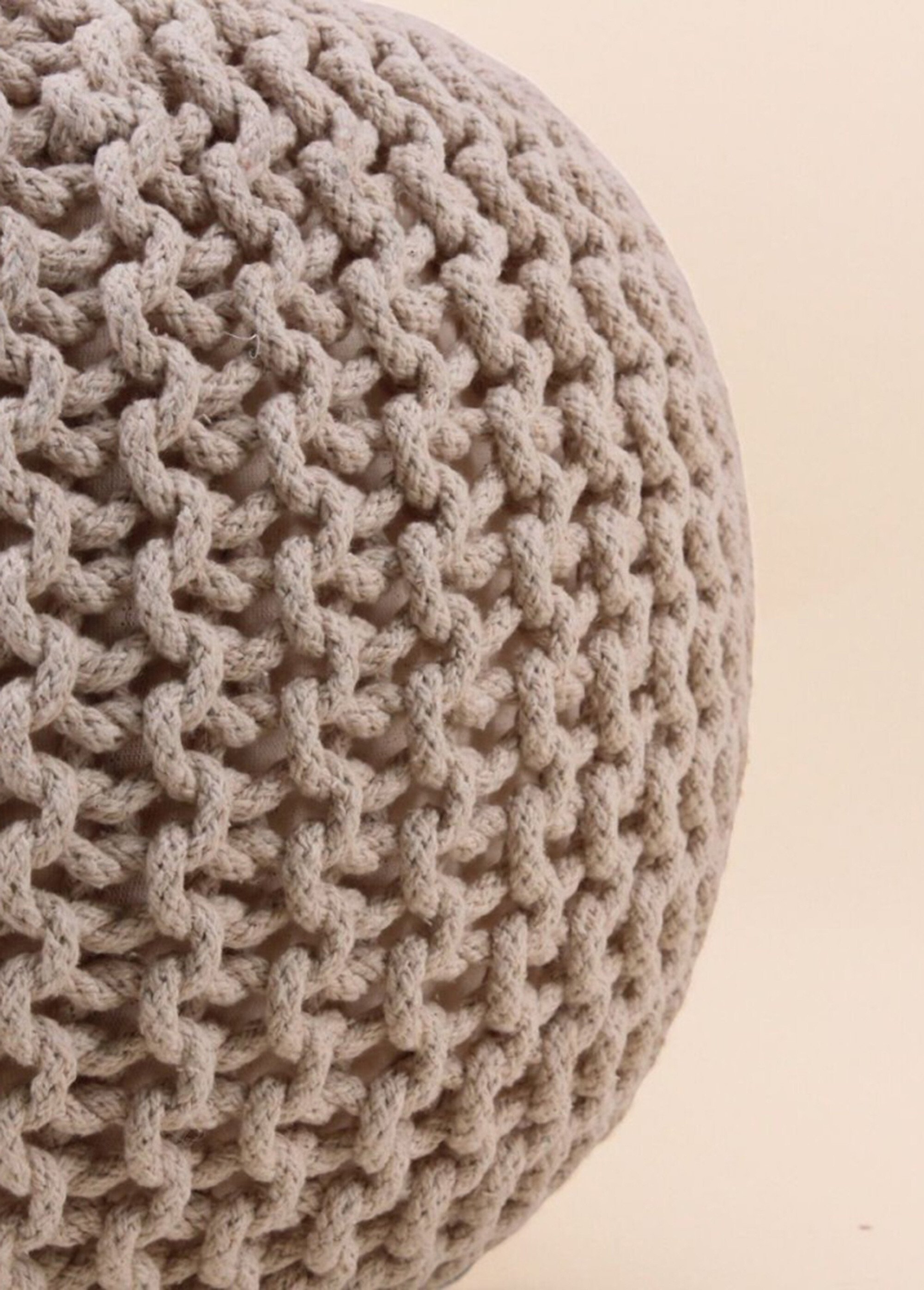 Pouf rond tricoté grosse maille, clair