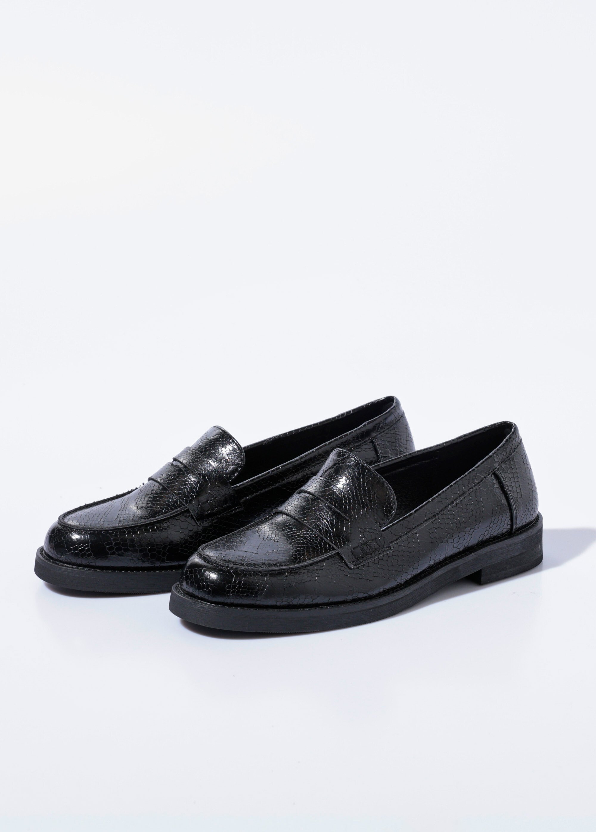 Mocassins aspect reptile petit talon Femme Noir SEA2190 DE1