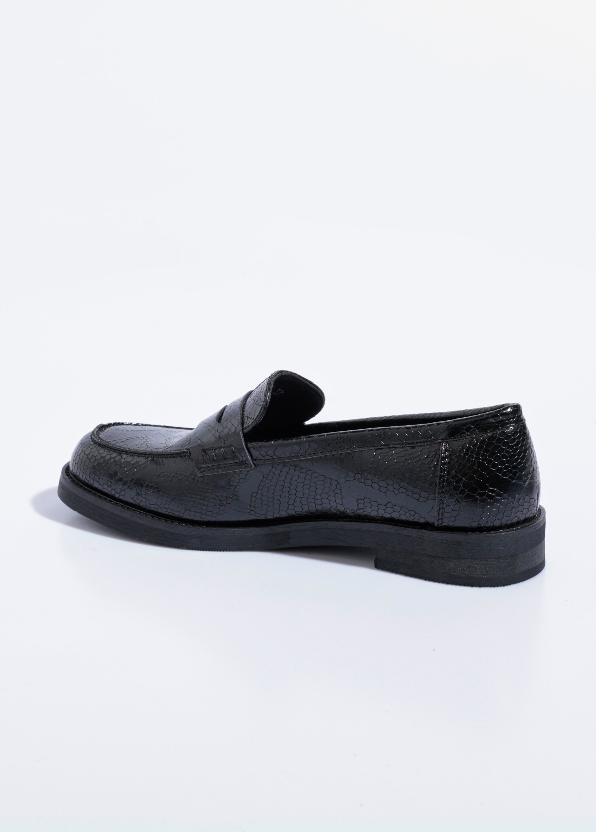 Mocassins aspect reptile petit talon Femme Noir SEA2190 DO1
