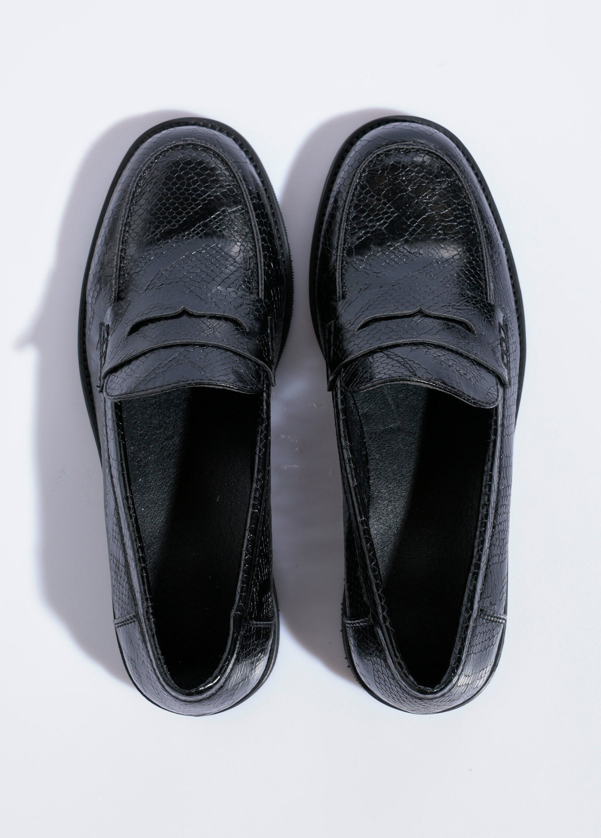 Mocassins aspect reptile petit talon Femme Noir SEA2190 OV1