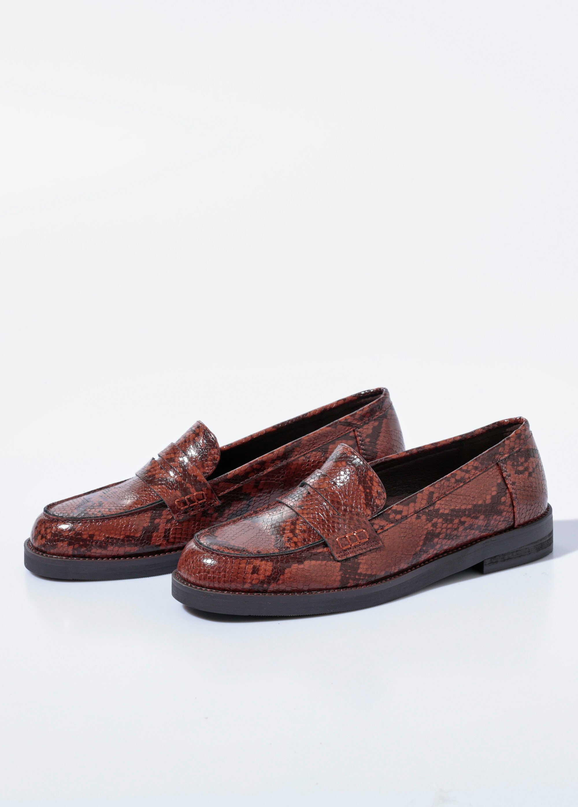 Mocassins aspect reptile petit talon Femme Marron SEA2190 DE1