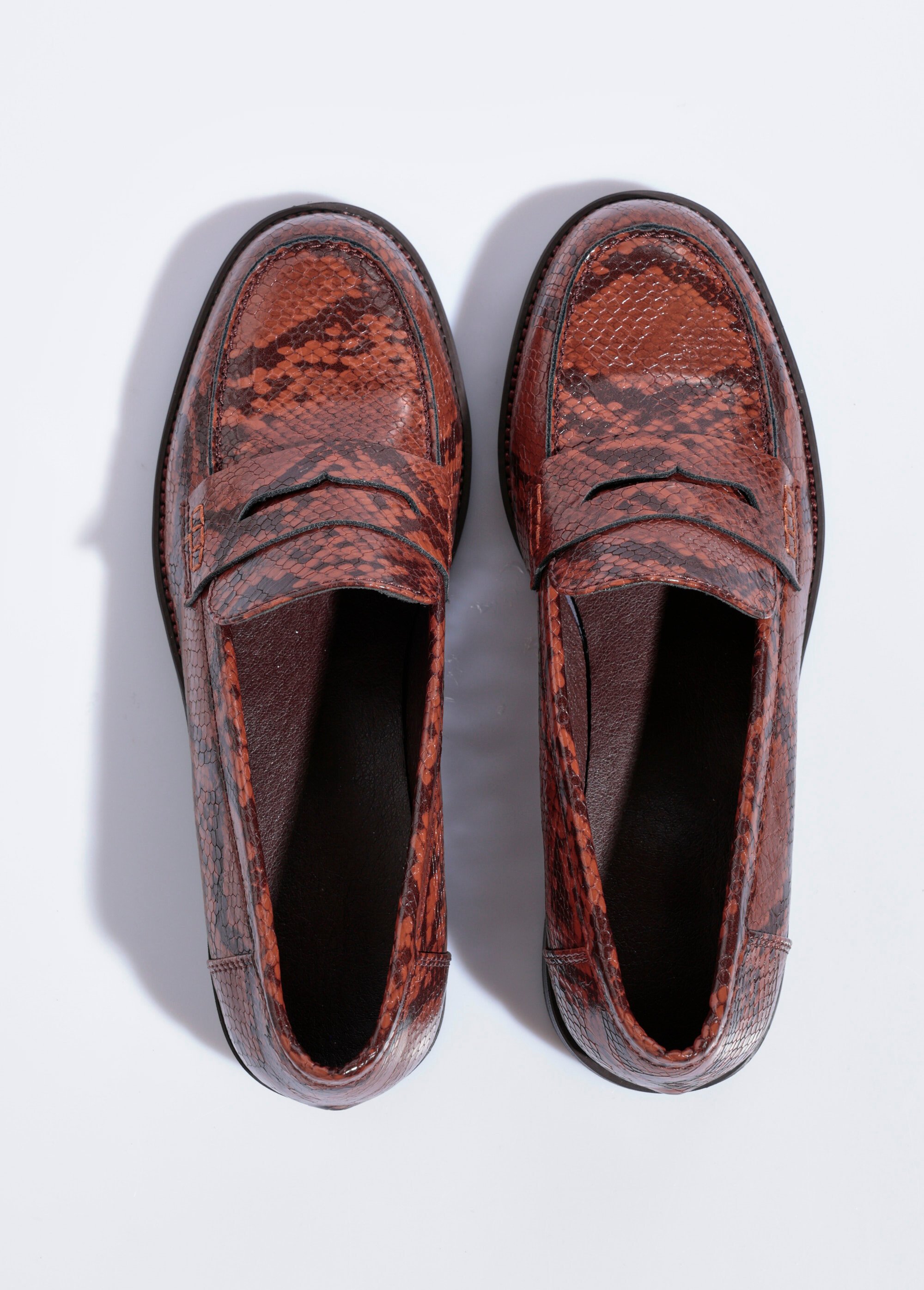 Mocassins aspect reptile petit talon Femme Marron SEA2190 OV1