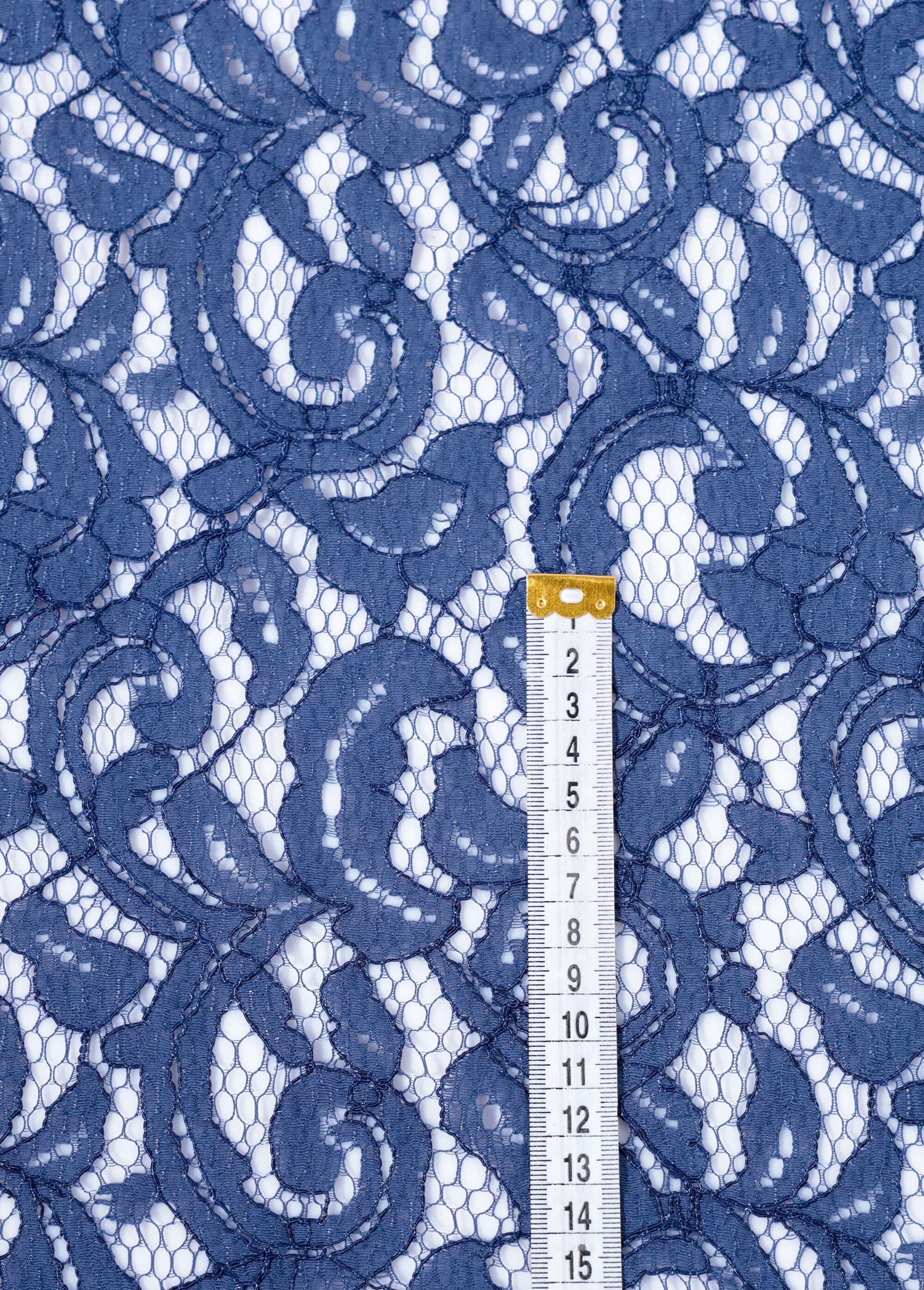 Coupon tissu habillement dentelle volute