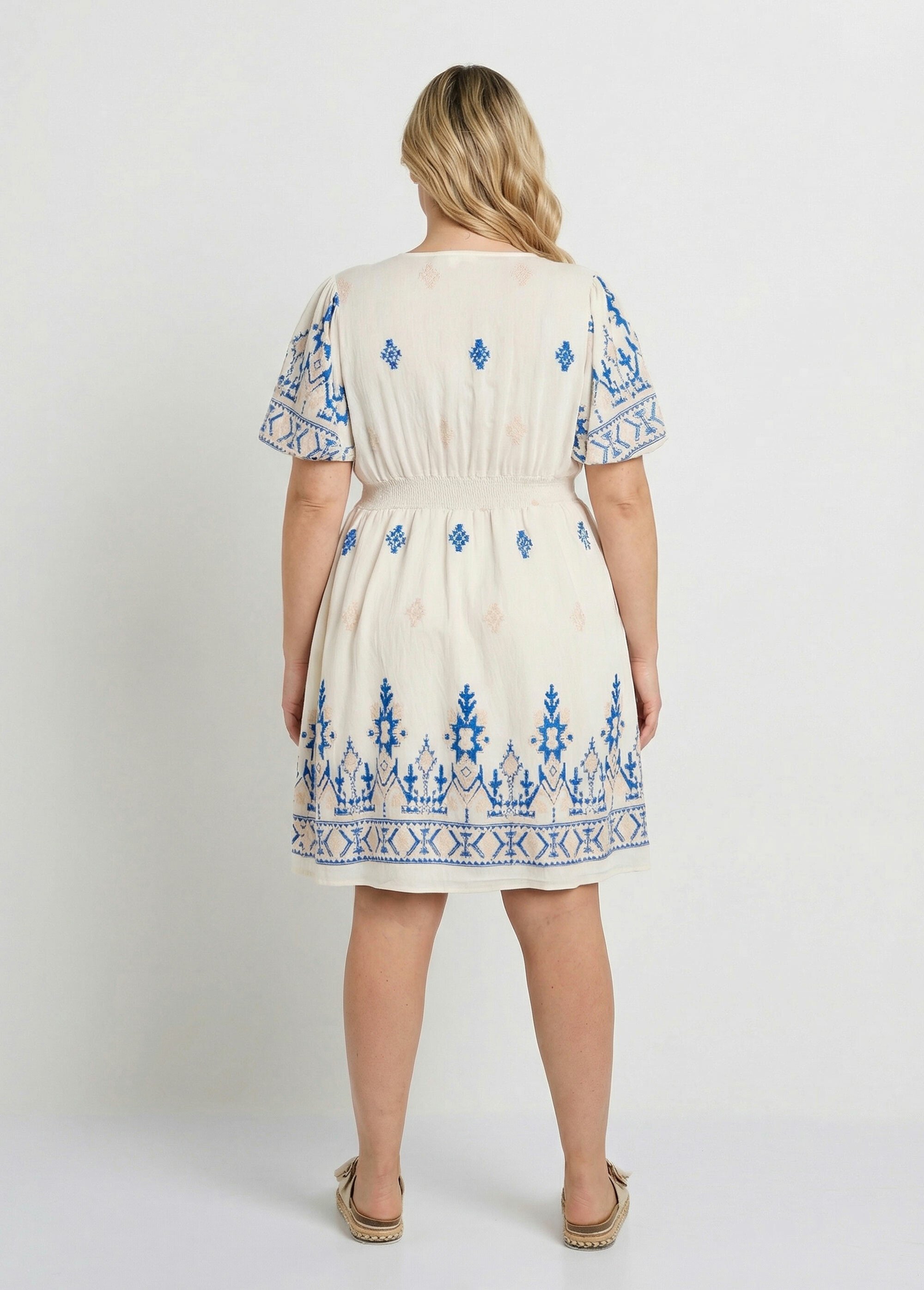 Robe courte avec motifs aztèques brodés Femme Grande Taille Blanc MA-1163-2355 DO1