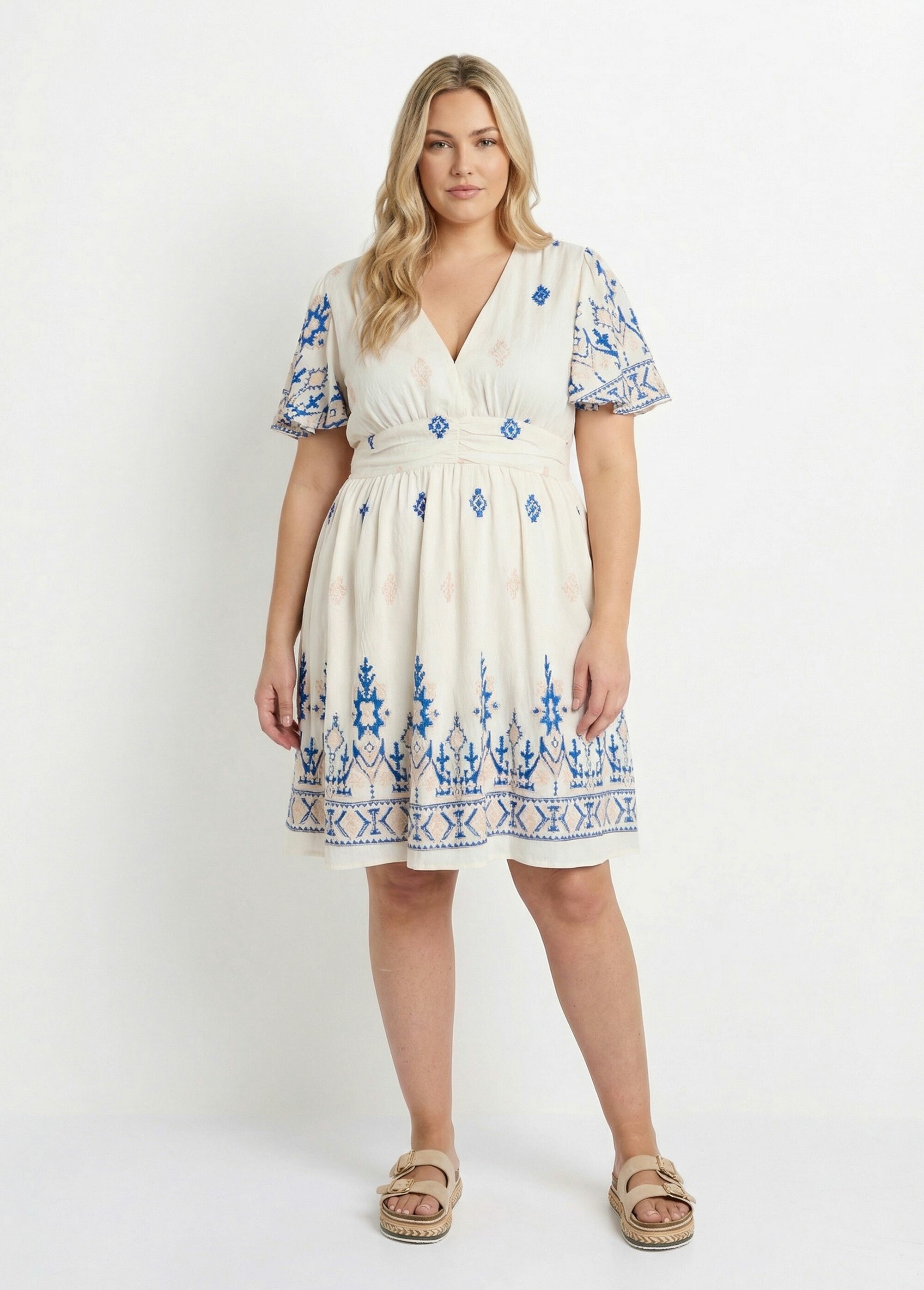 Robe courte avec motifs aztèques brodés Femme Grande Taille Blanc MA-1163-2355 FA1