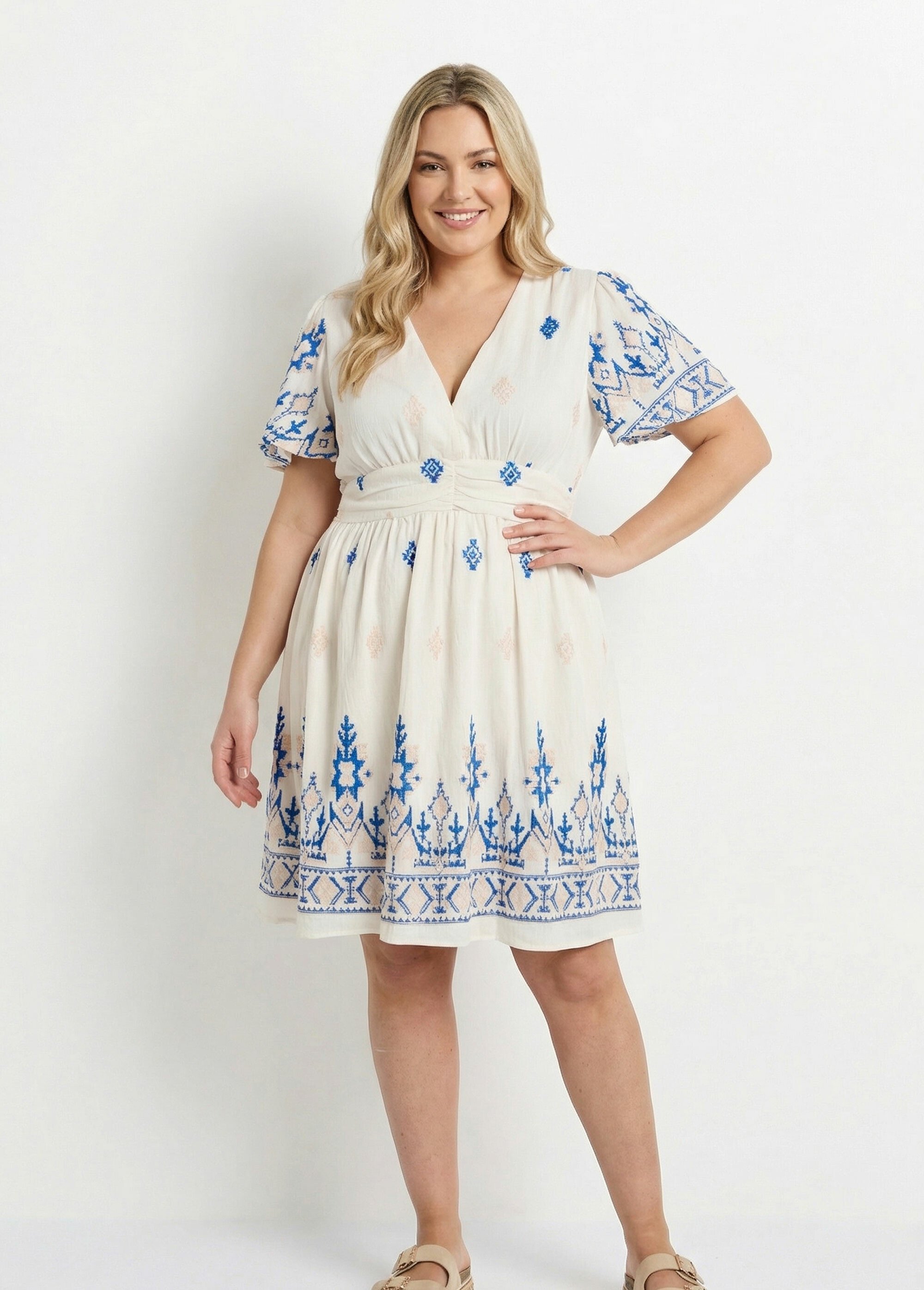 Robe courte avec motifs aztèques brodés Femme Grande Taille Blanc MA-1163-2355 MV1