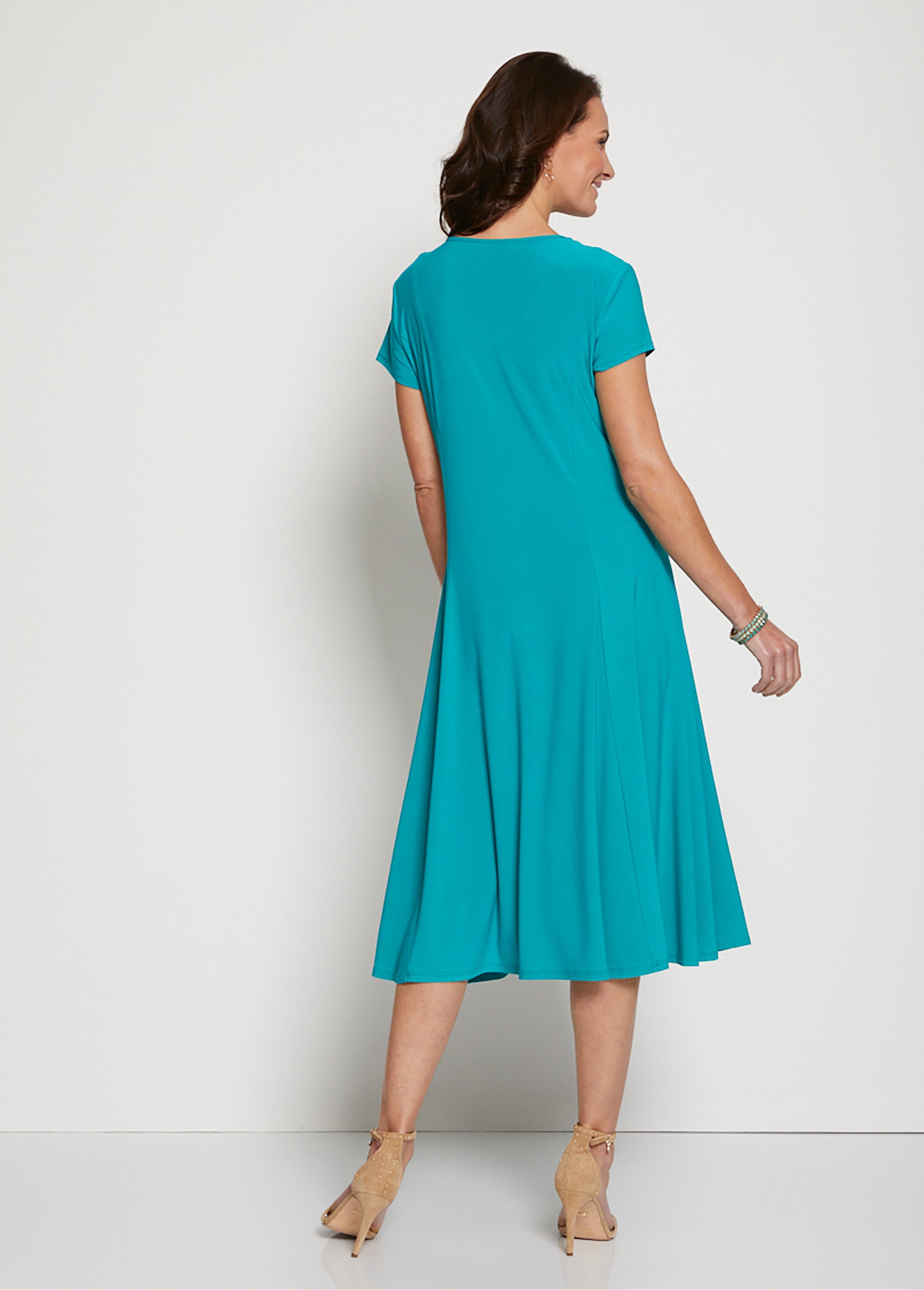 Robe courte galbée évasée