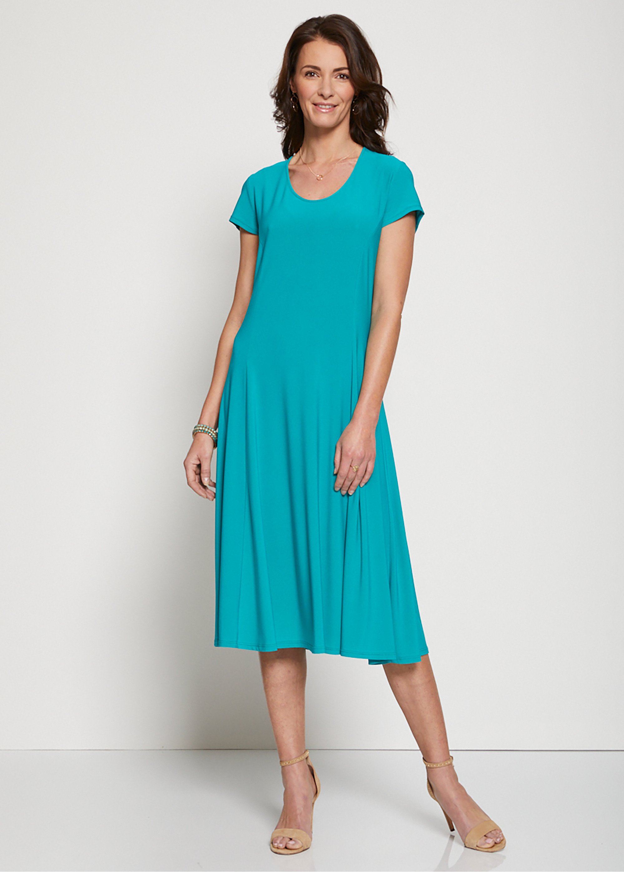 Robe courte galbée évasée