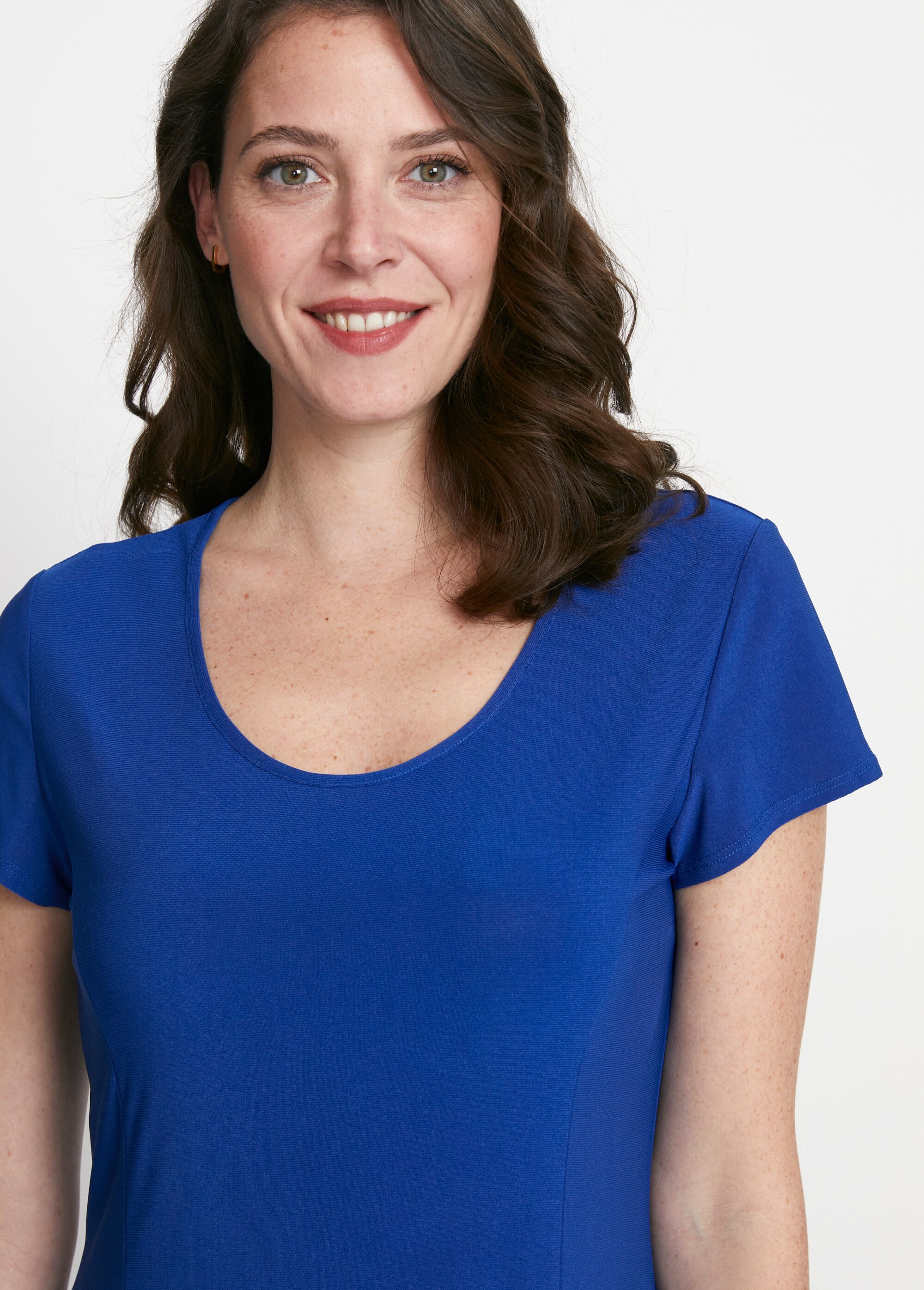 Robe courte galbée évasée