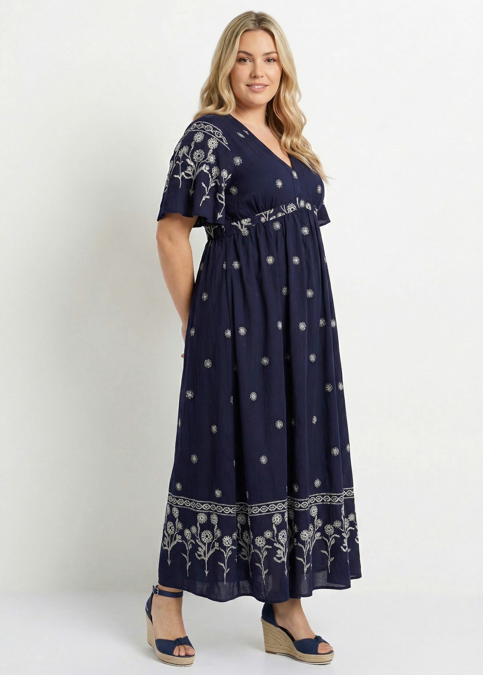 Robe longue unie, broderies ethniques