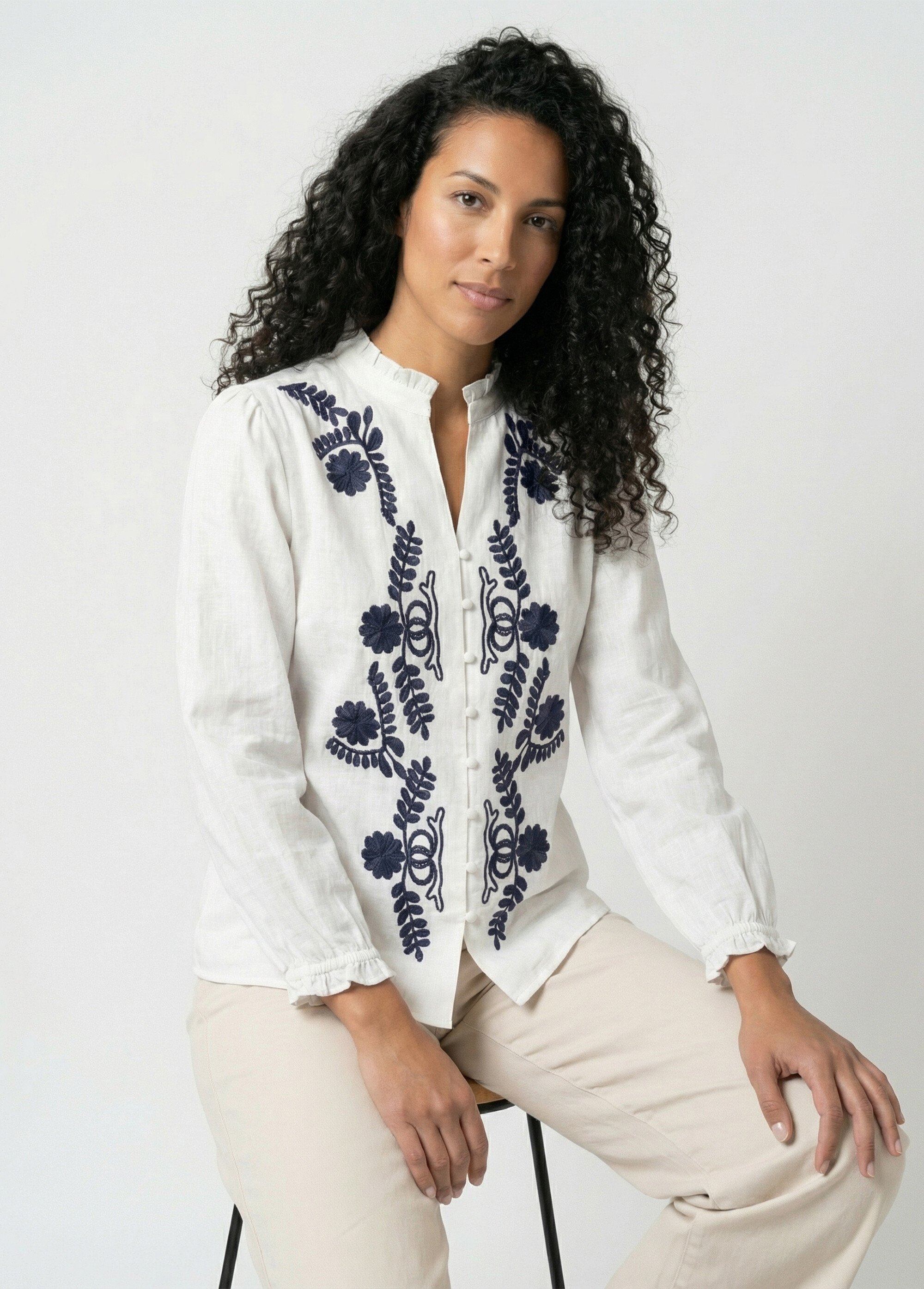 Chemisier brodé boutonné col volanté