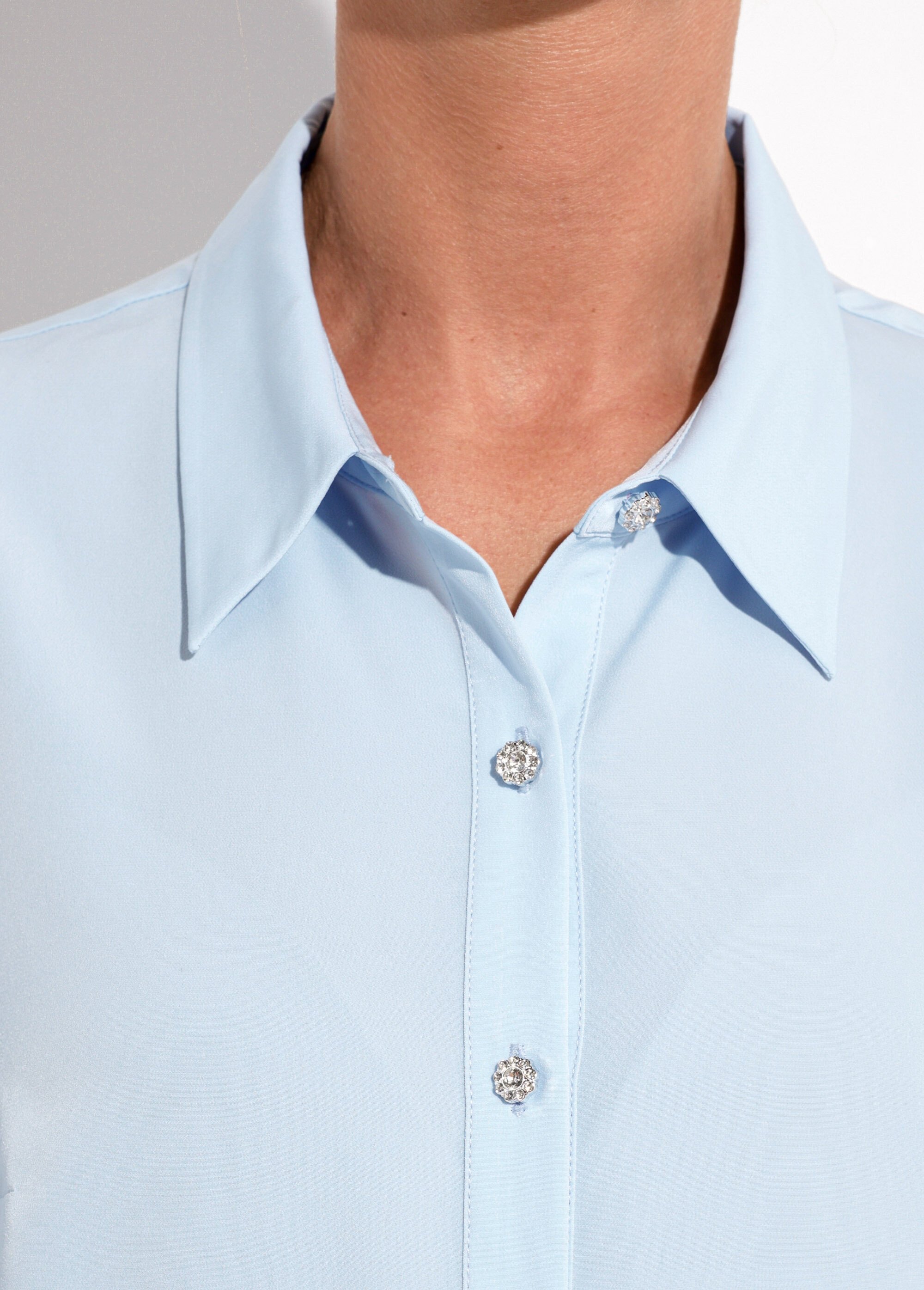 Chemisier fluide uni plissé boutons strass