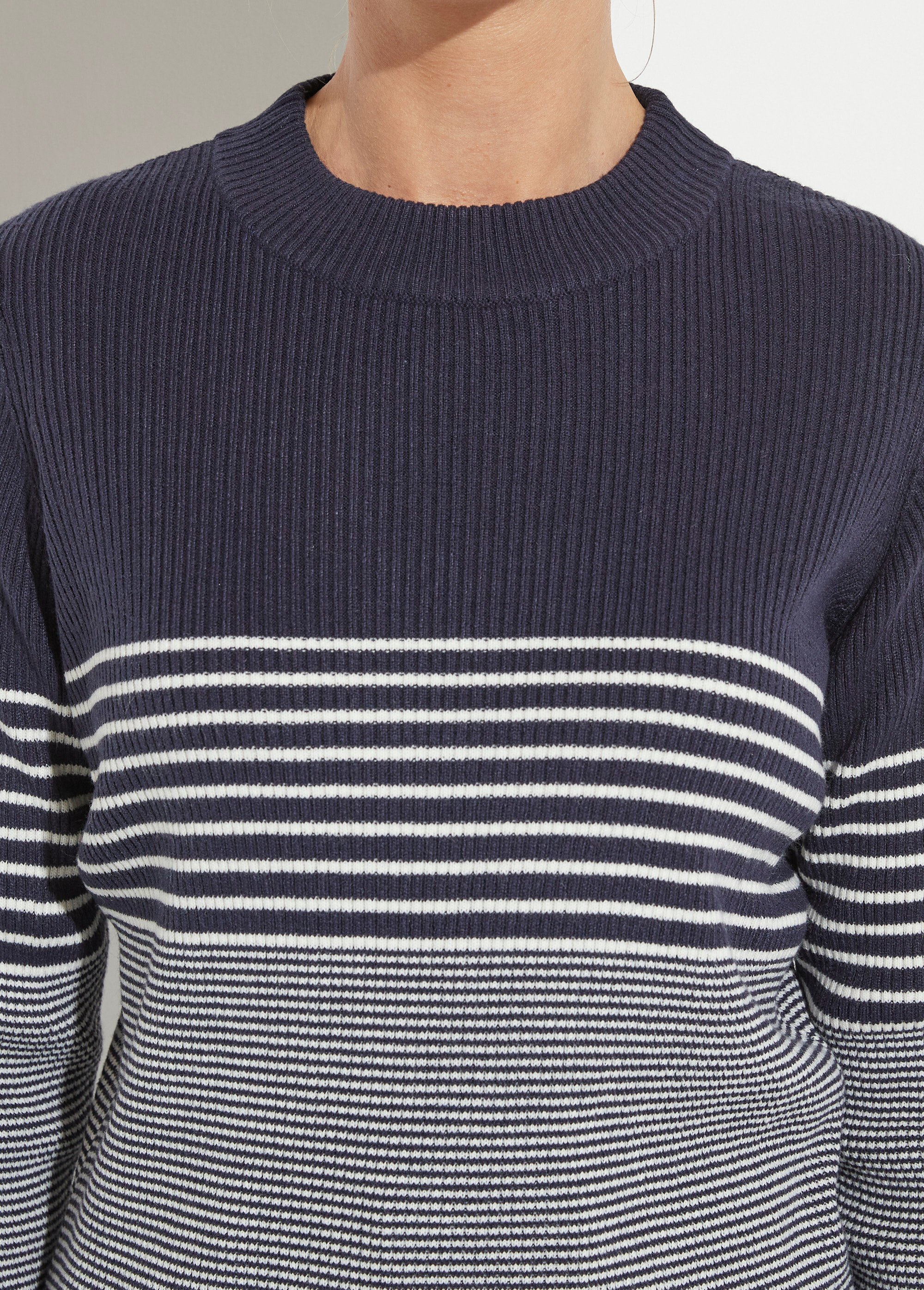 Pull court col montant maille côtelée