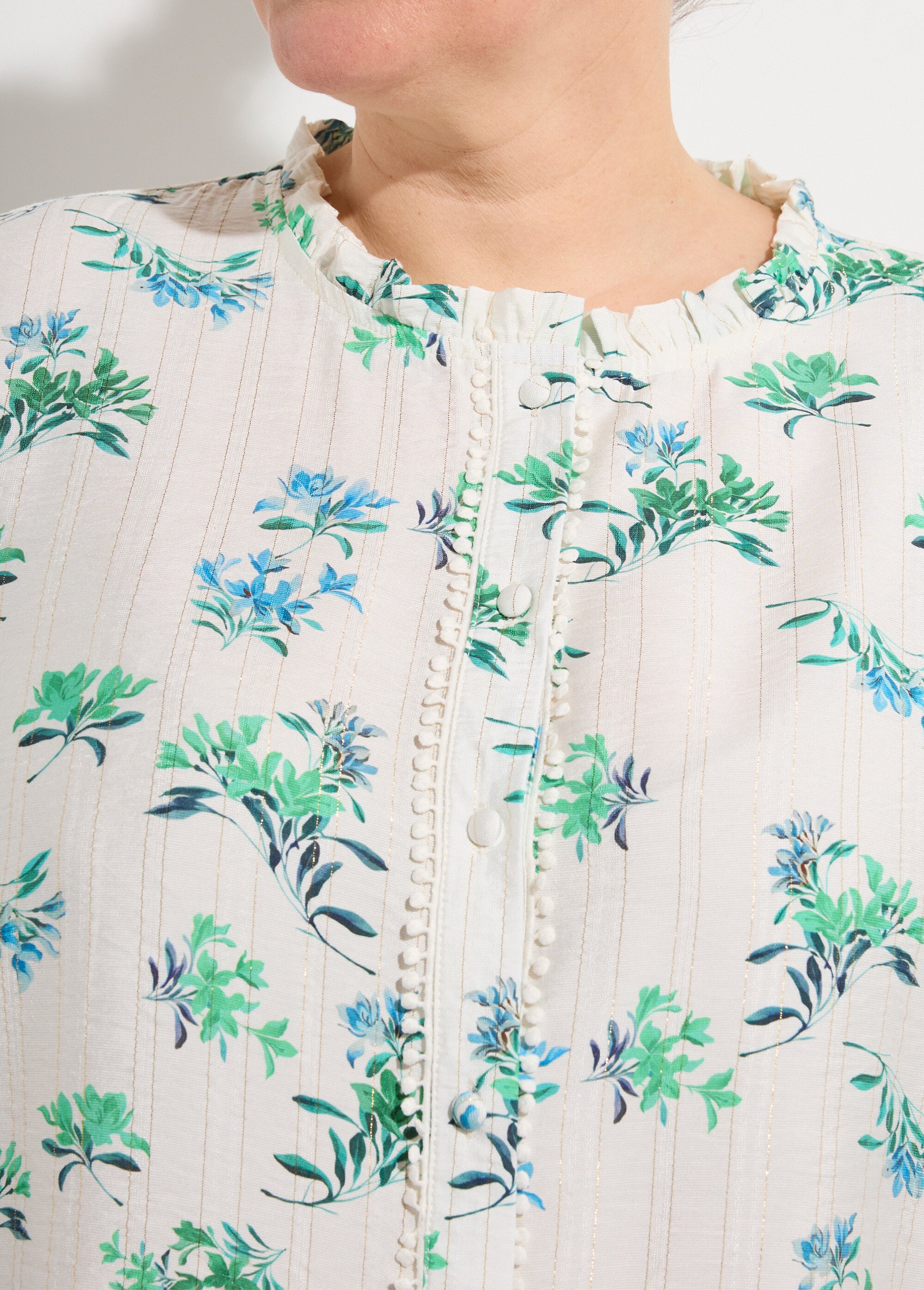 Chemisier fleuri et rayé, col volanté