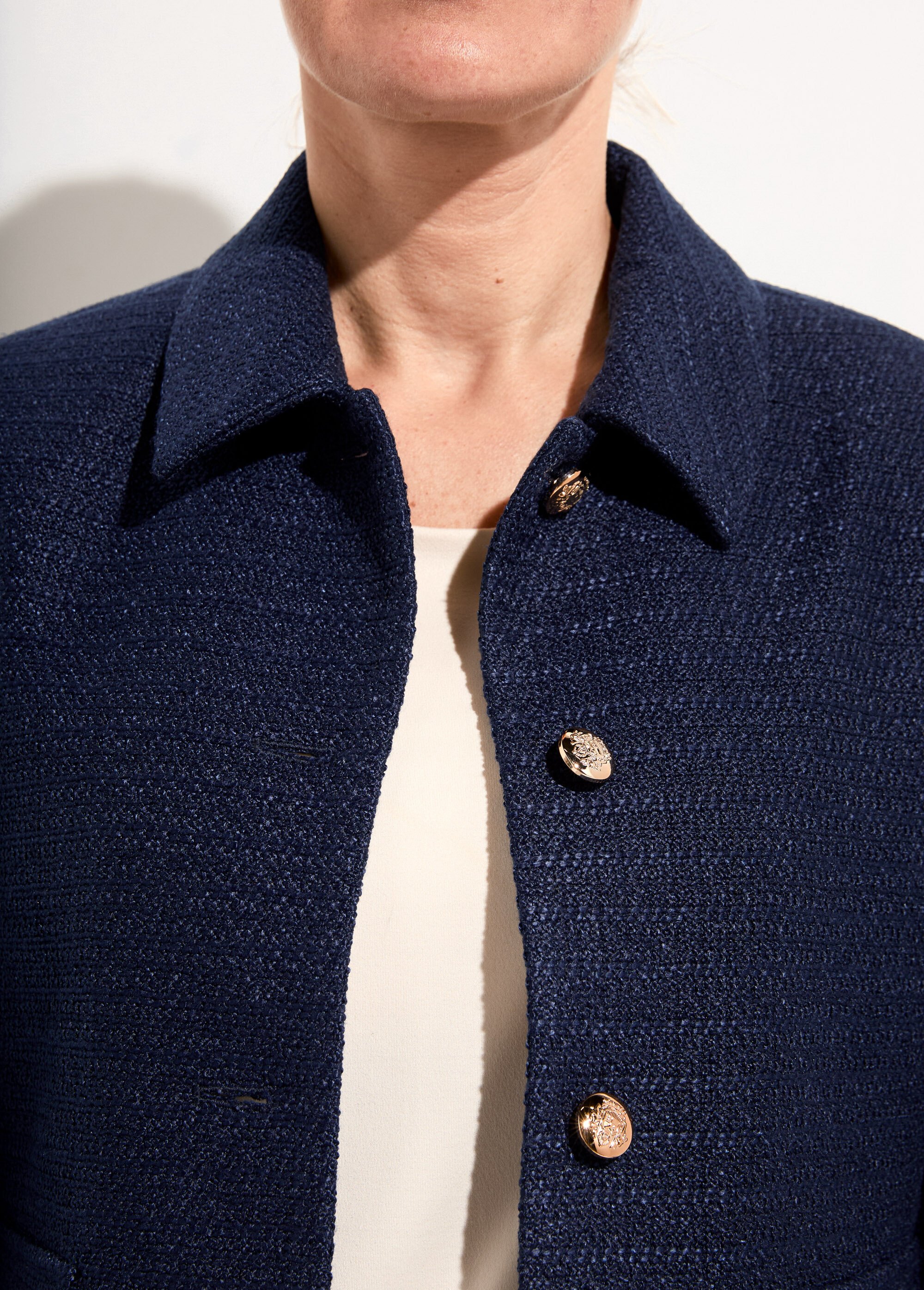 Veste courte droite boutonnée tissu natté uni