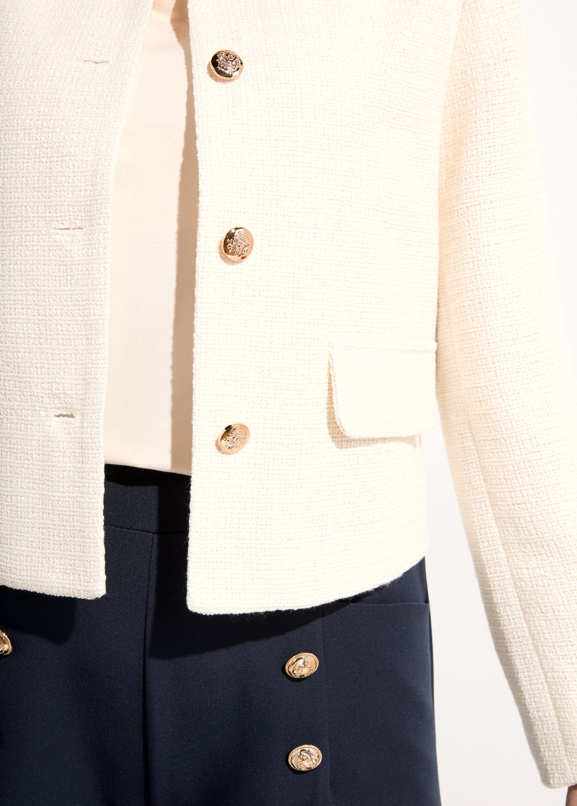 Veste courte droite boutonnée tissu natté uni