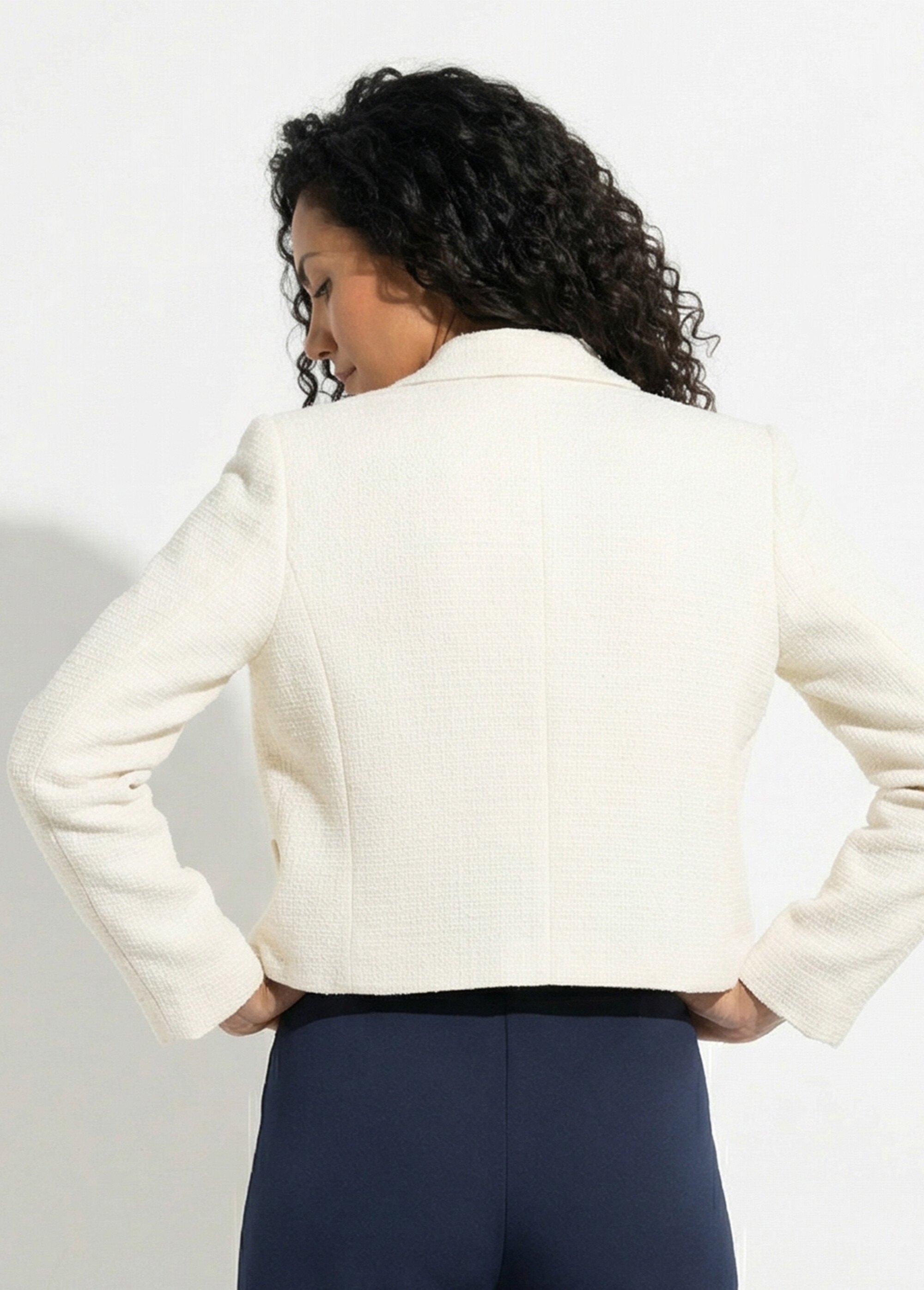 Veste courte droite boutonnée tissu natté uni