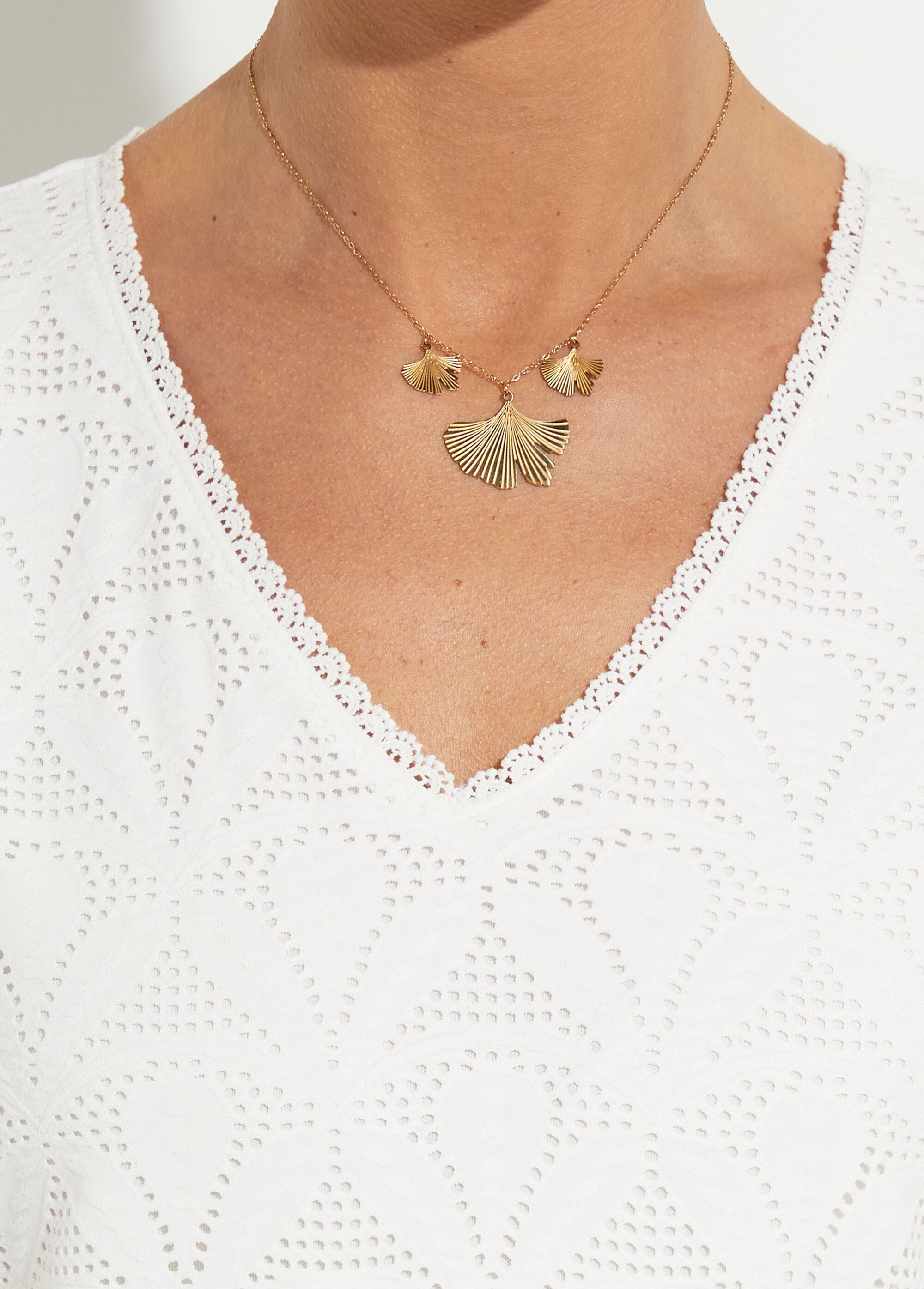 T-shirt col V maille effet broderie