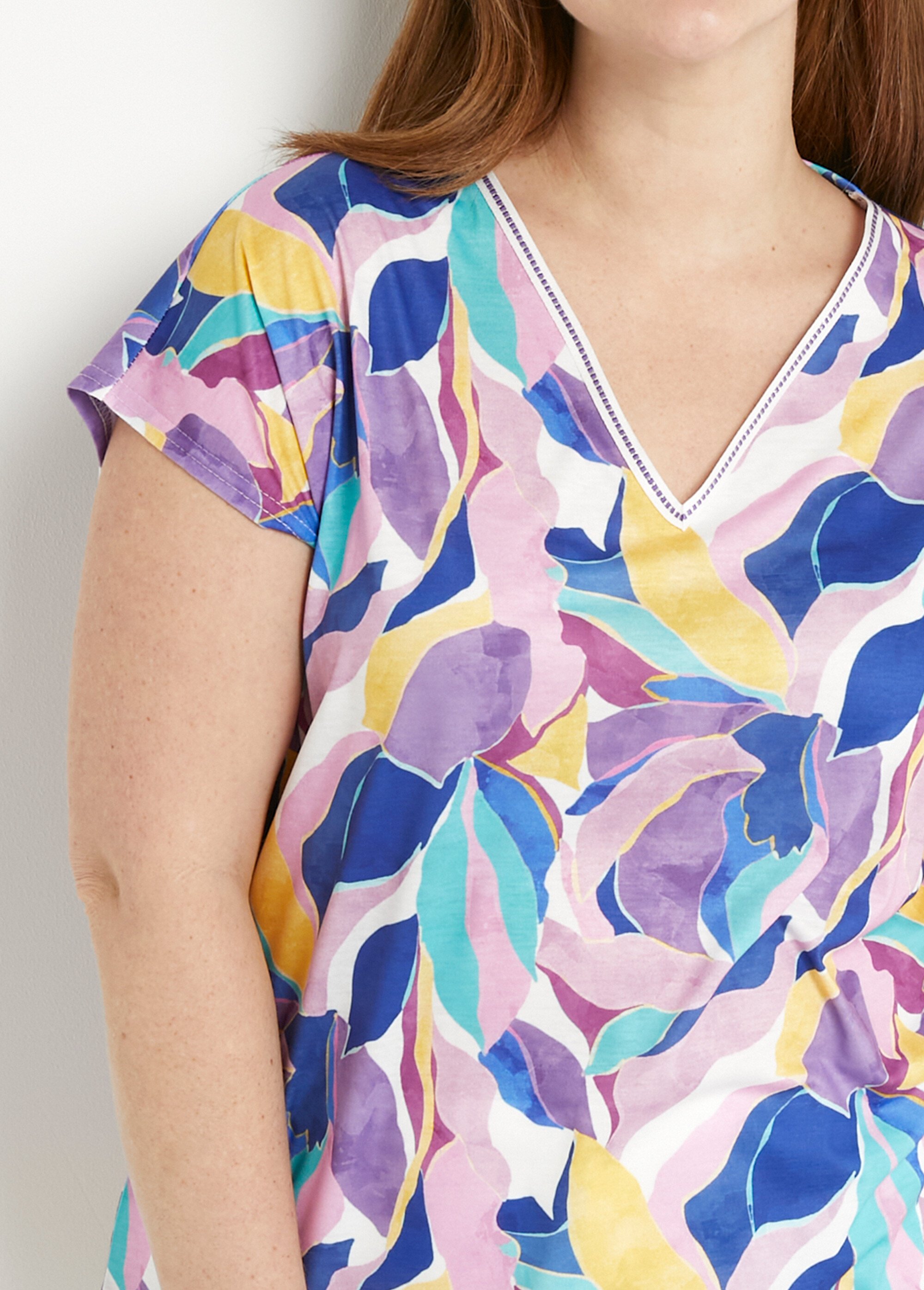 T-shirt court col V brillant imprimé