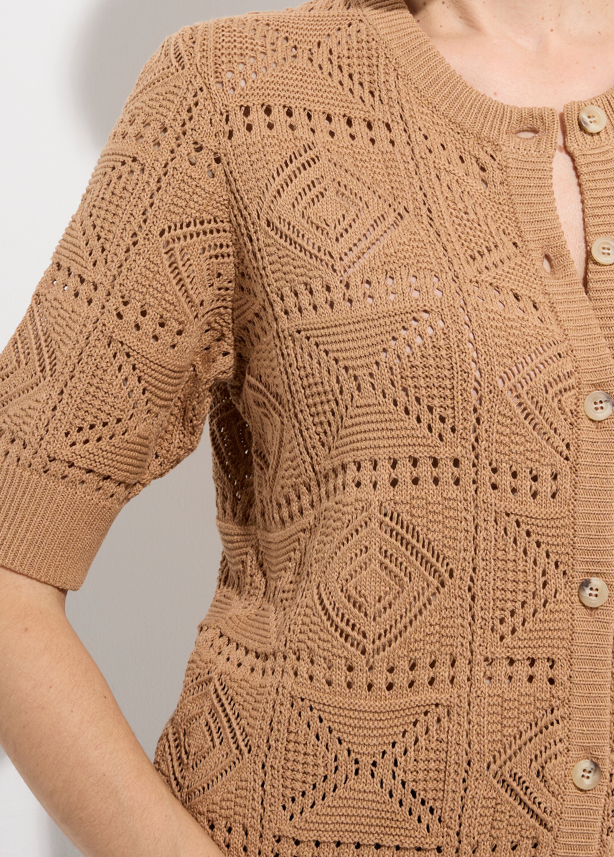 Gilet boutonné ajouré col rond manches courtes