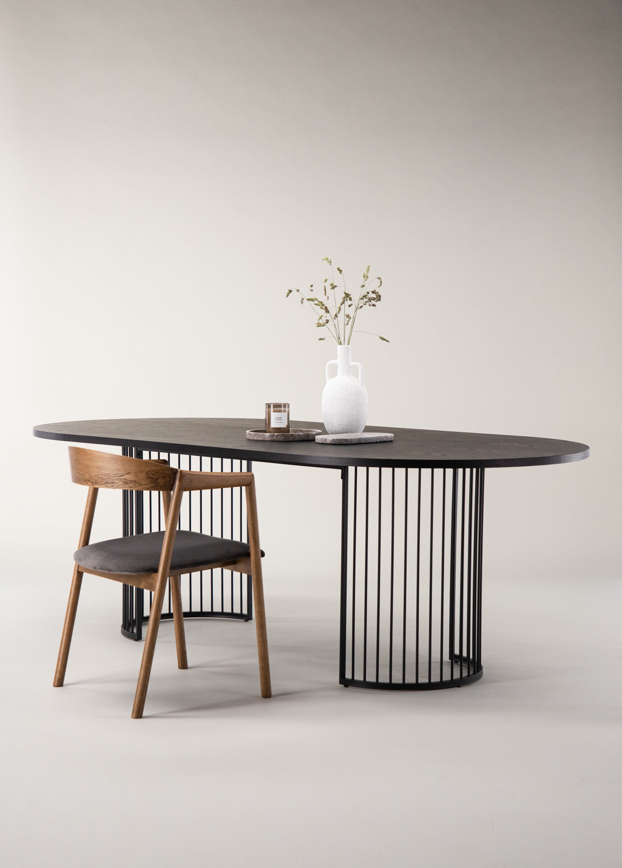 Table ovale foncée, pieds arc de cercle NOIR VEN-46000-170 SI1