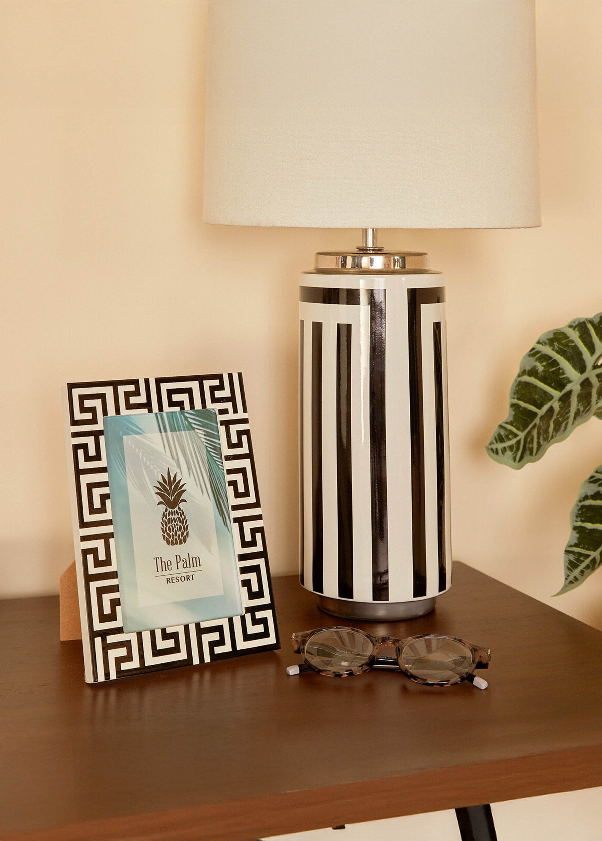 Cadre à poser, contour motif géométrique Noir JJA-213819 SI1