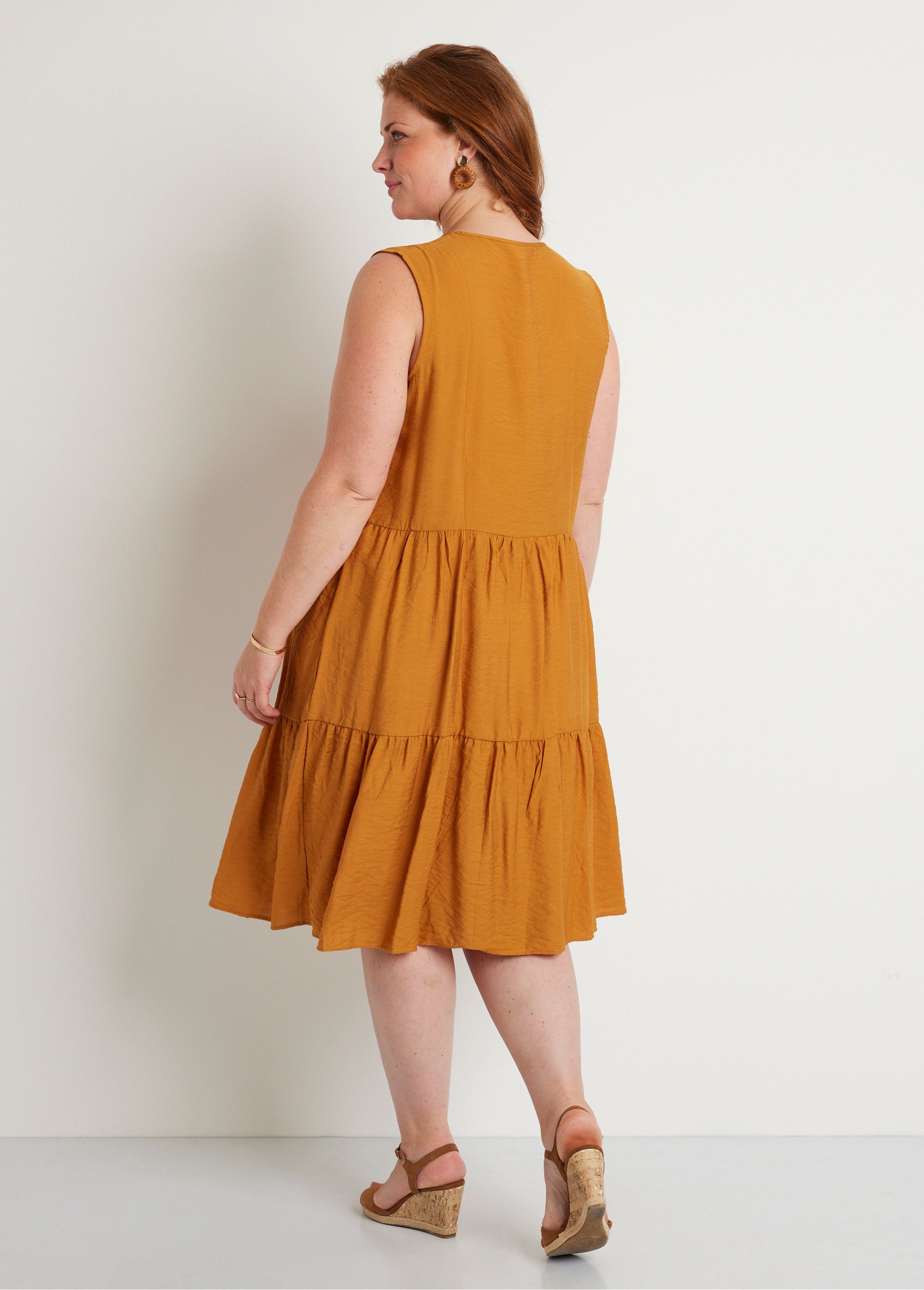 Robe sans manches courte volantée