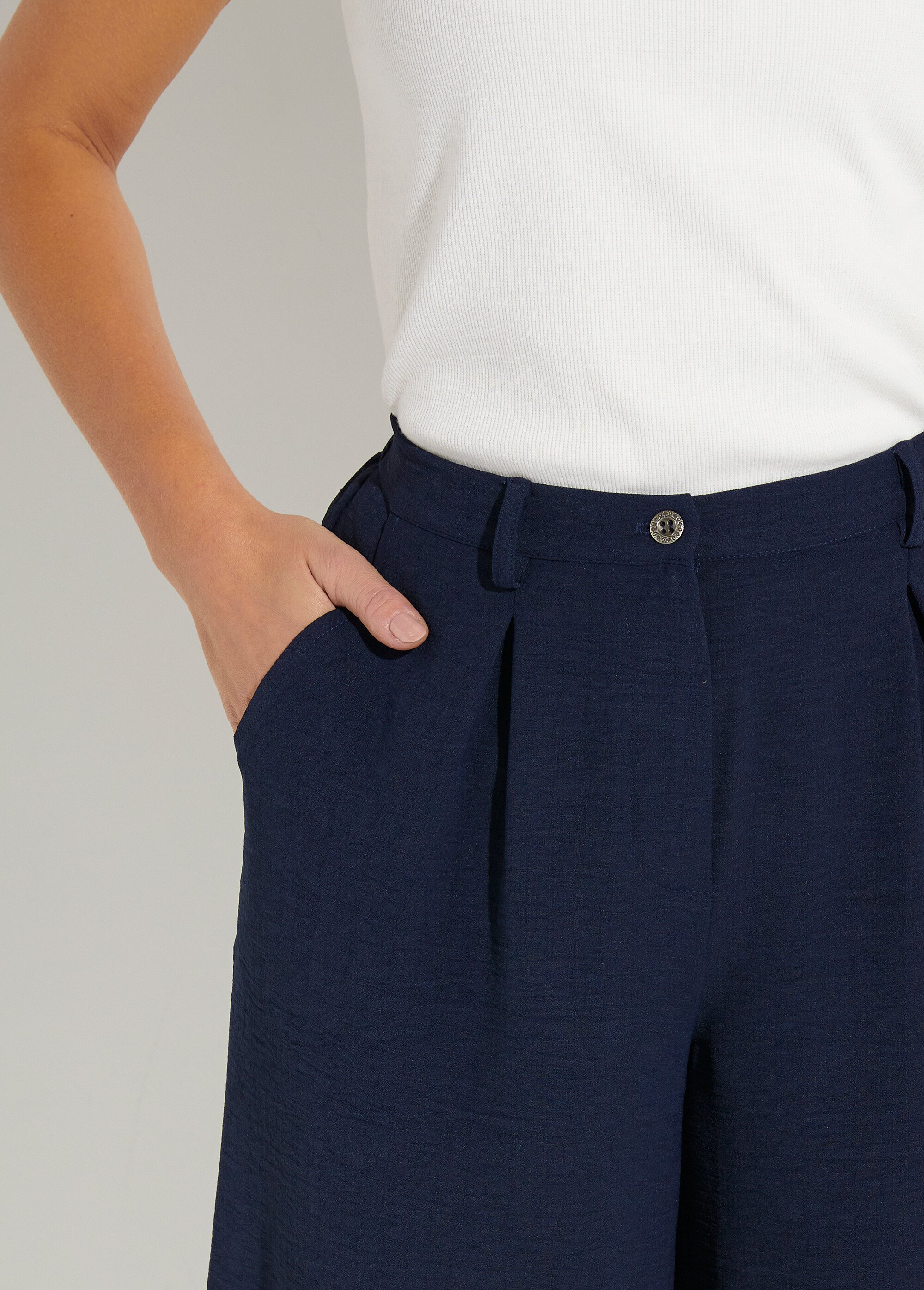 Bermuda droit à pinces tissu froissé