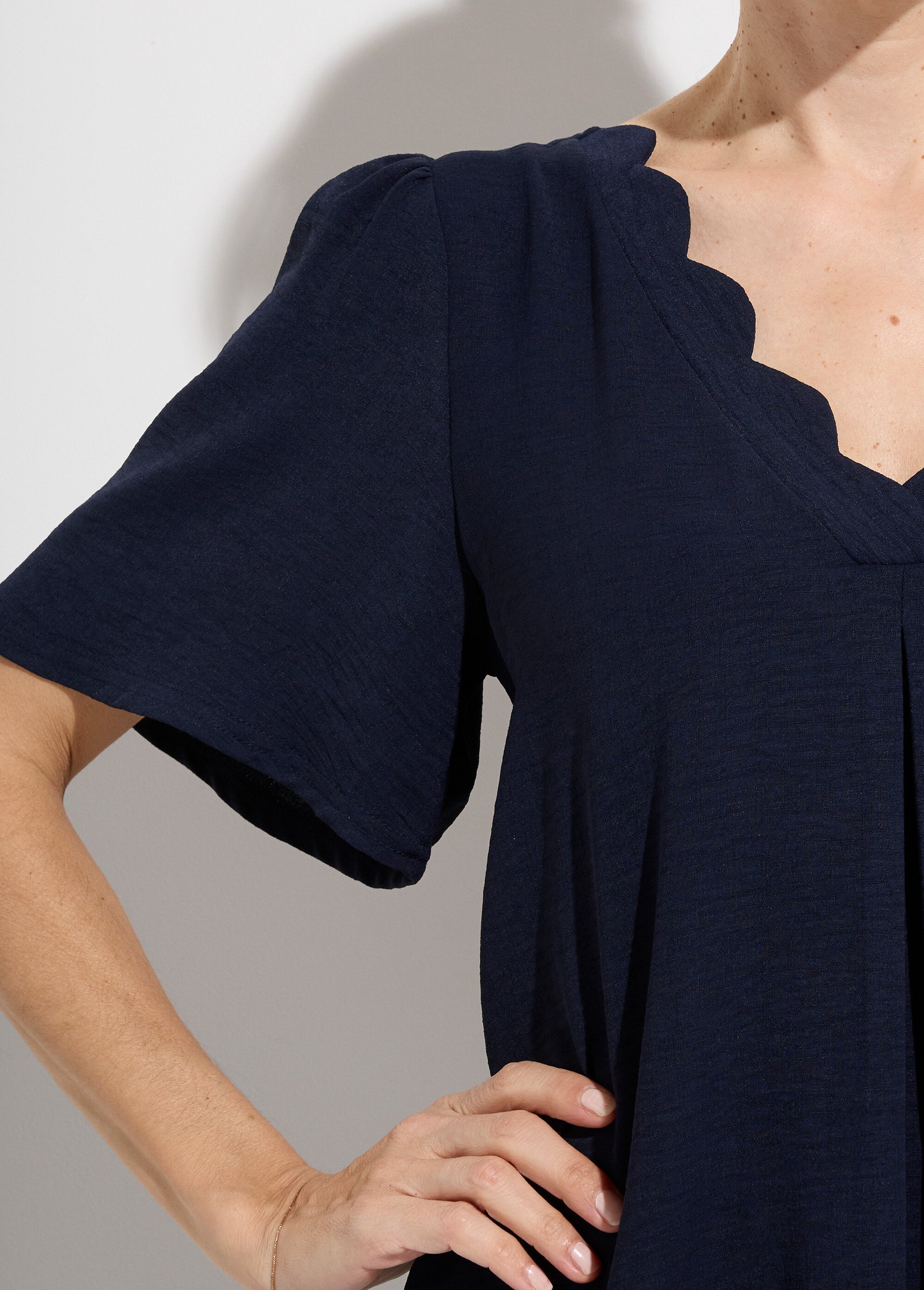 Robe droite courte col V festonné