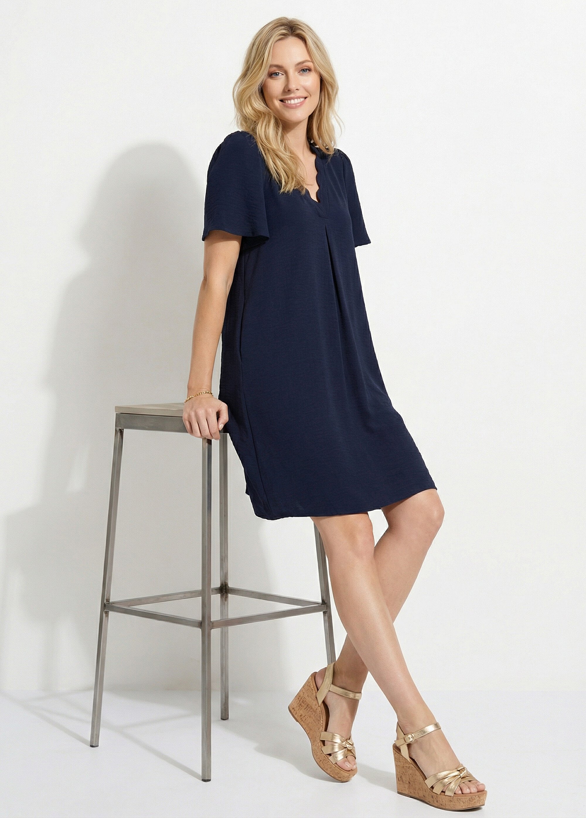 Robe droite courte col V festonné