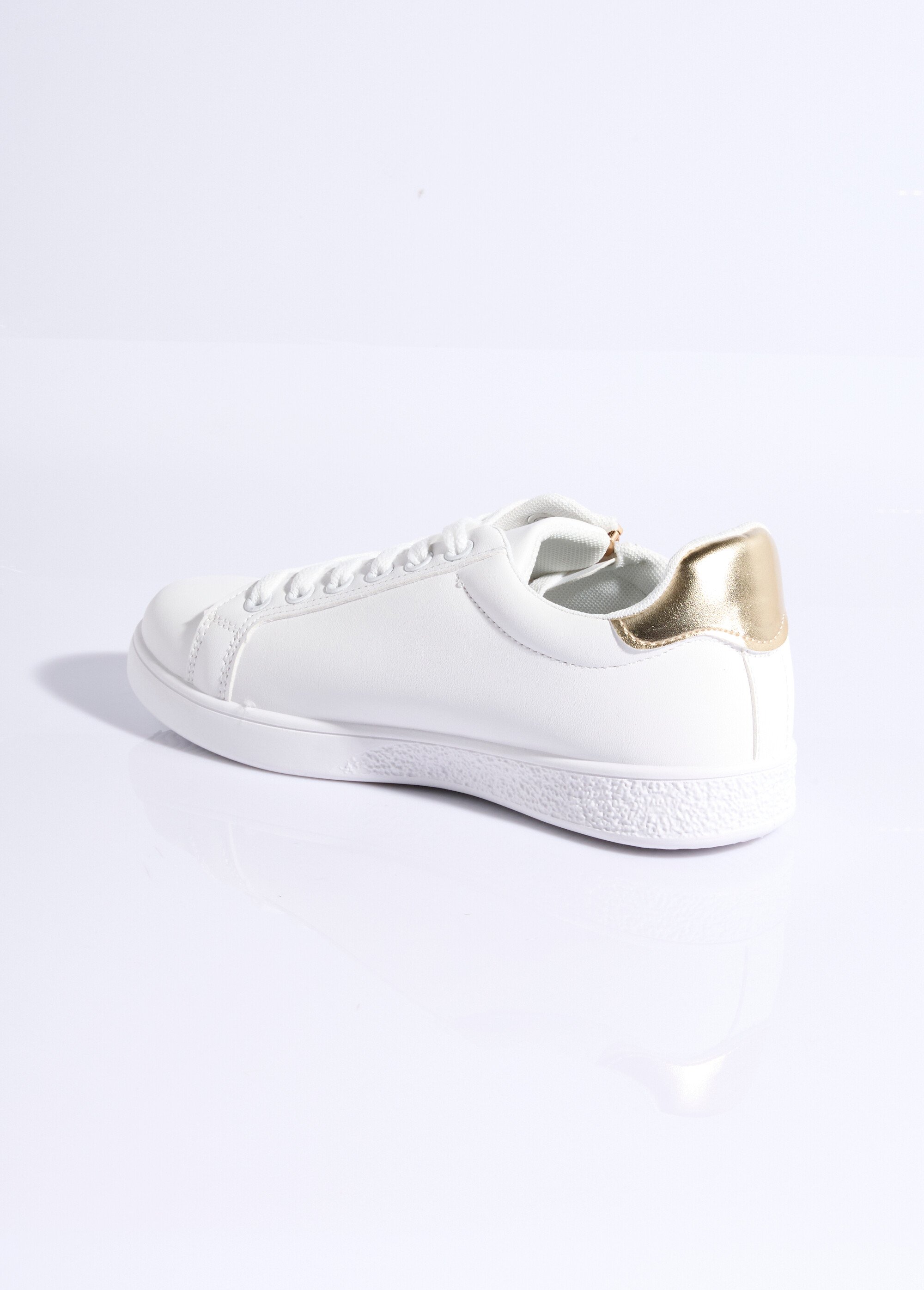 Baskets épurées à lacets, détail talon