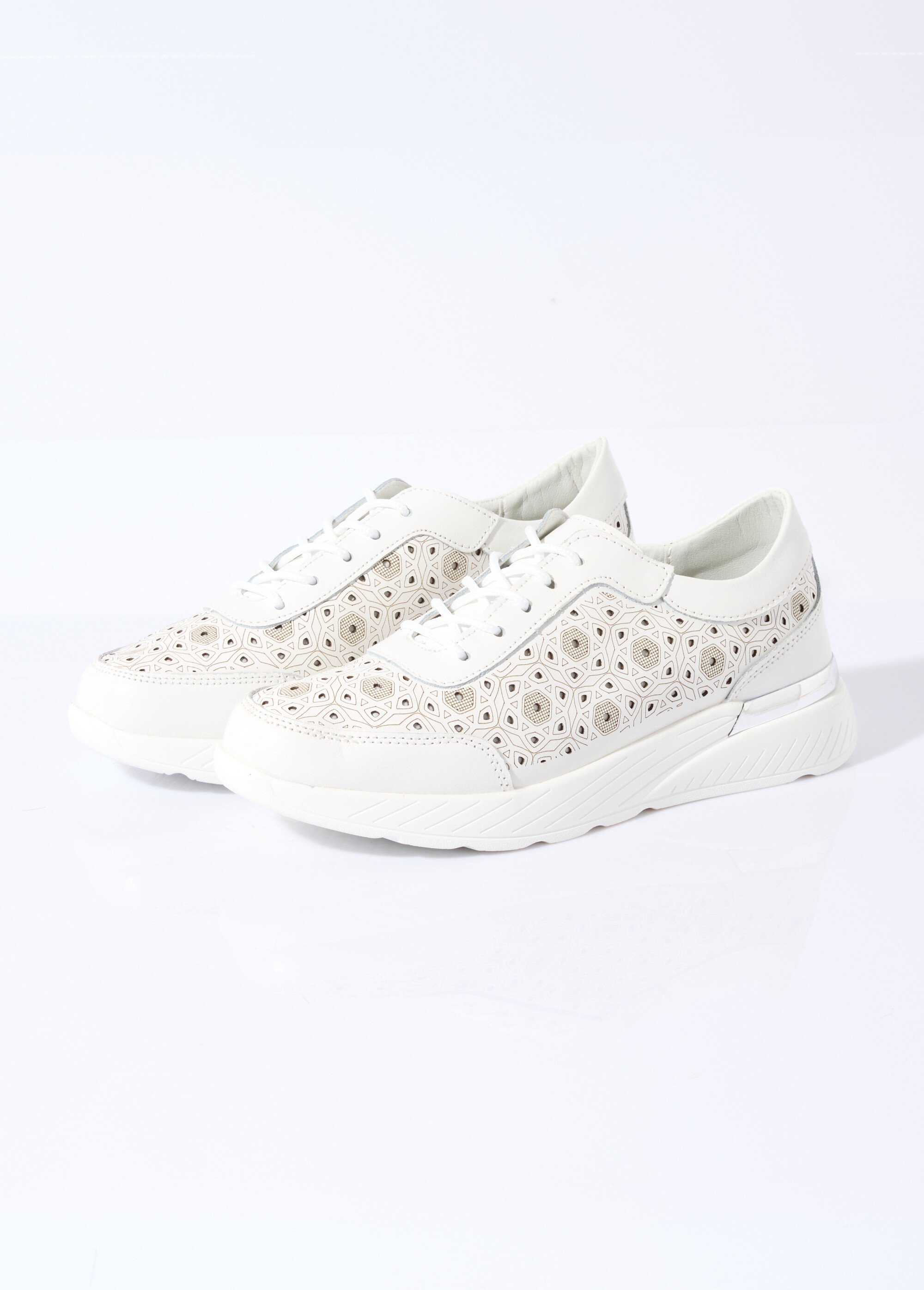 Baskets à lacets perforations fleuries