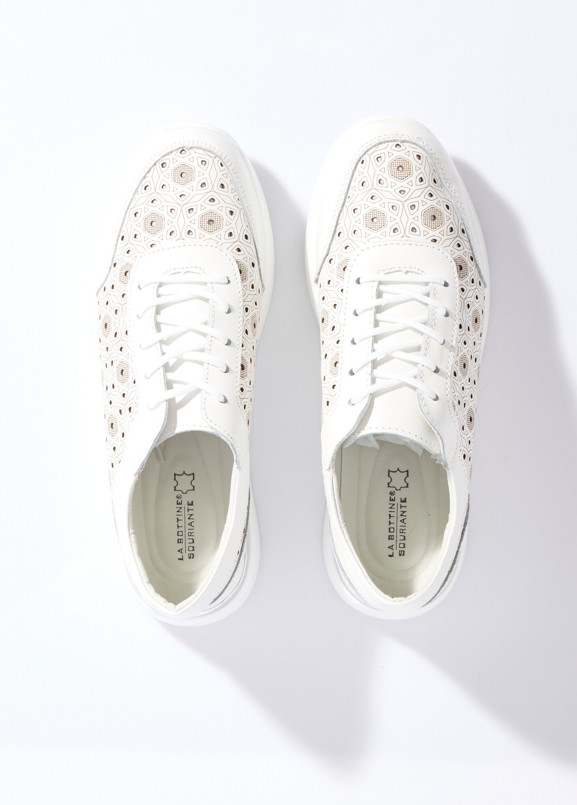 Baskets à lacets perforations fleuries Femme Blanc LBS-5105 OV1