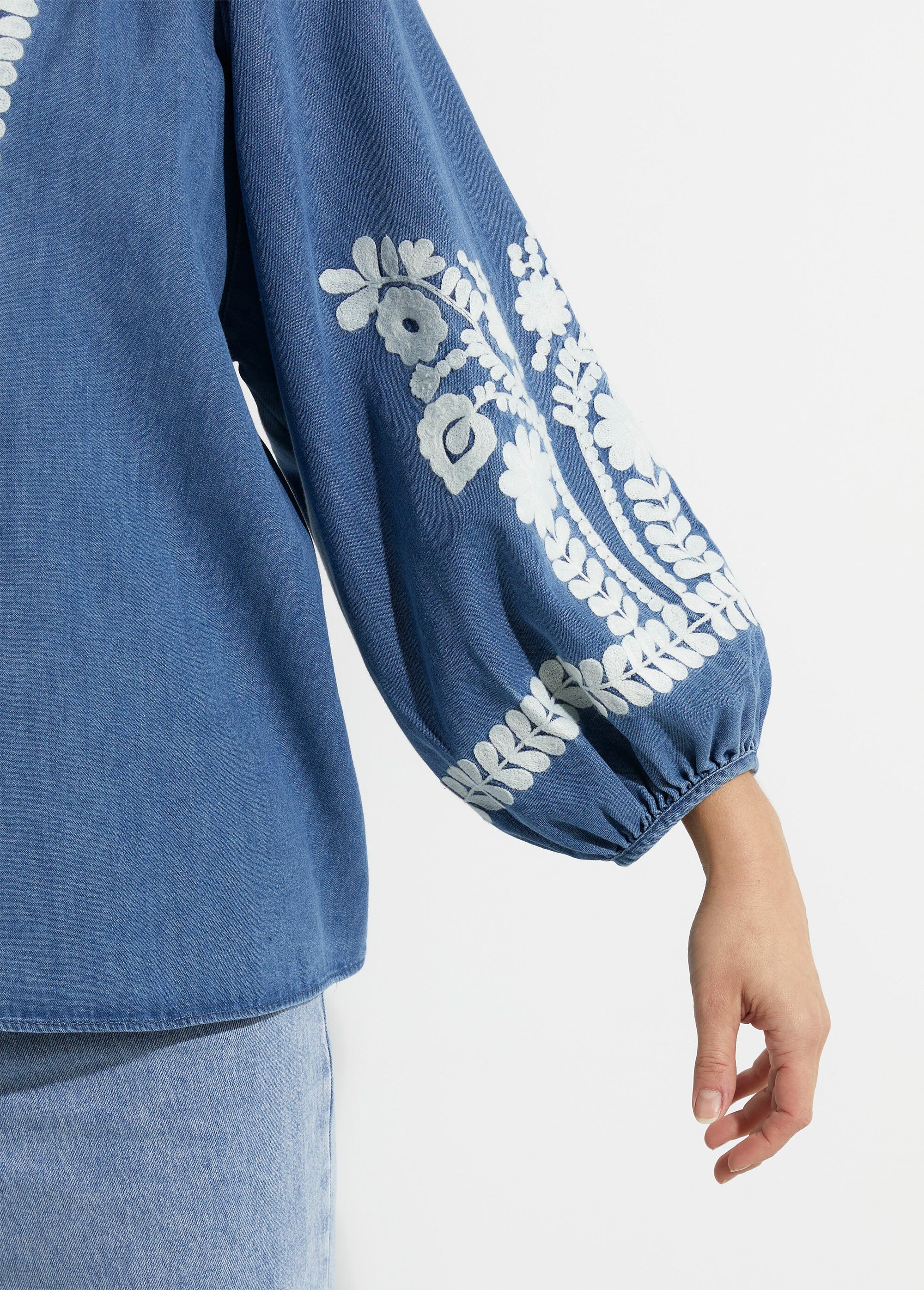 Blouse denim avec broderies fleurs