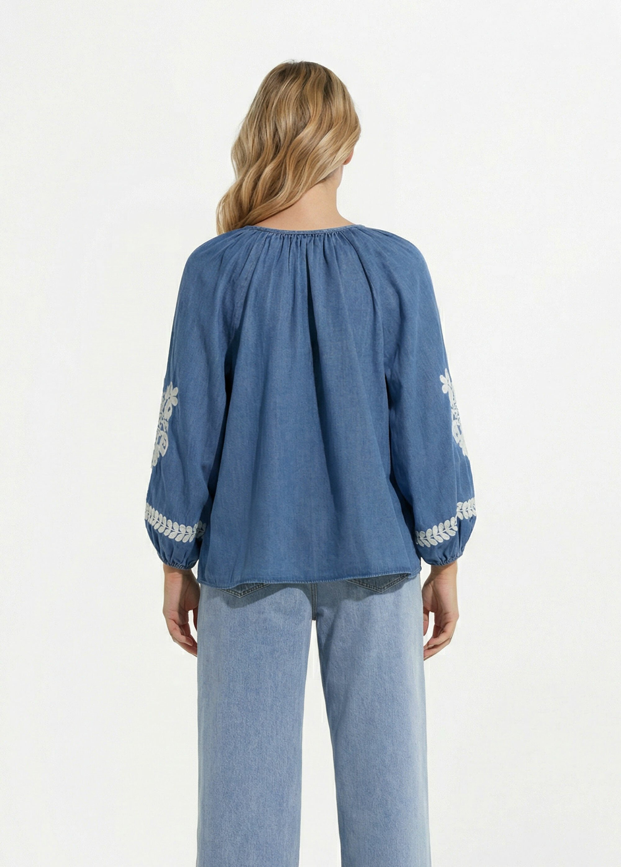 Blouse denim avec broderies fleurs