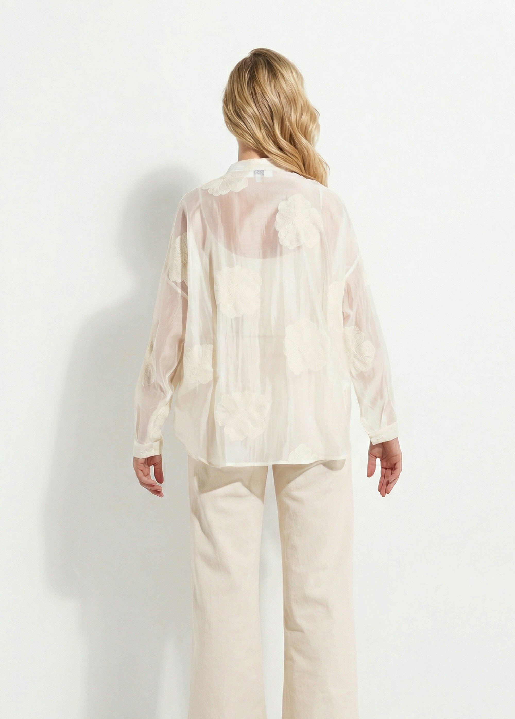 Chemisier en voile, broderies camelias