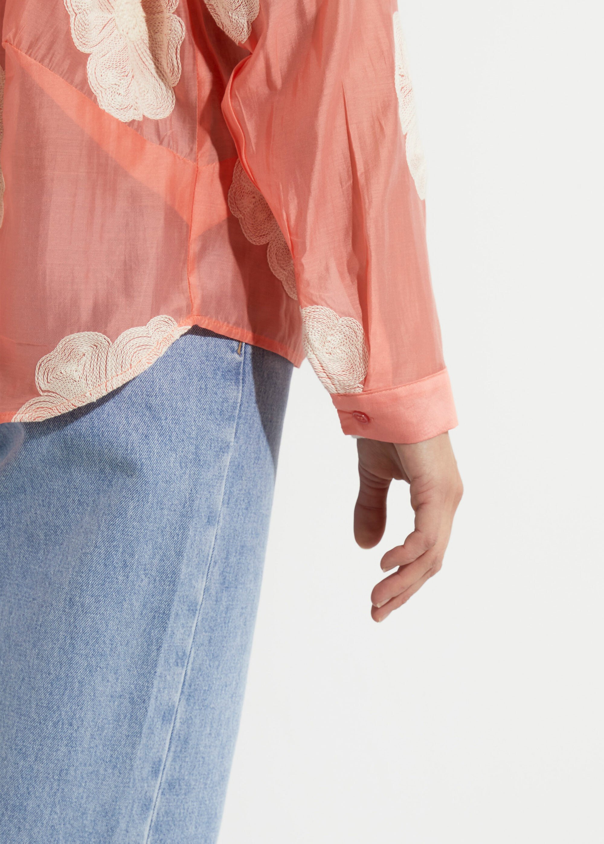 Chemisier en voile, broderies camelias