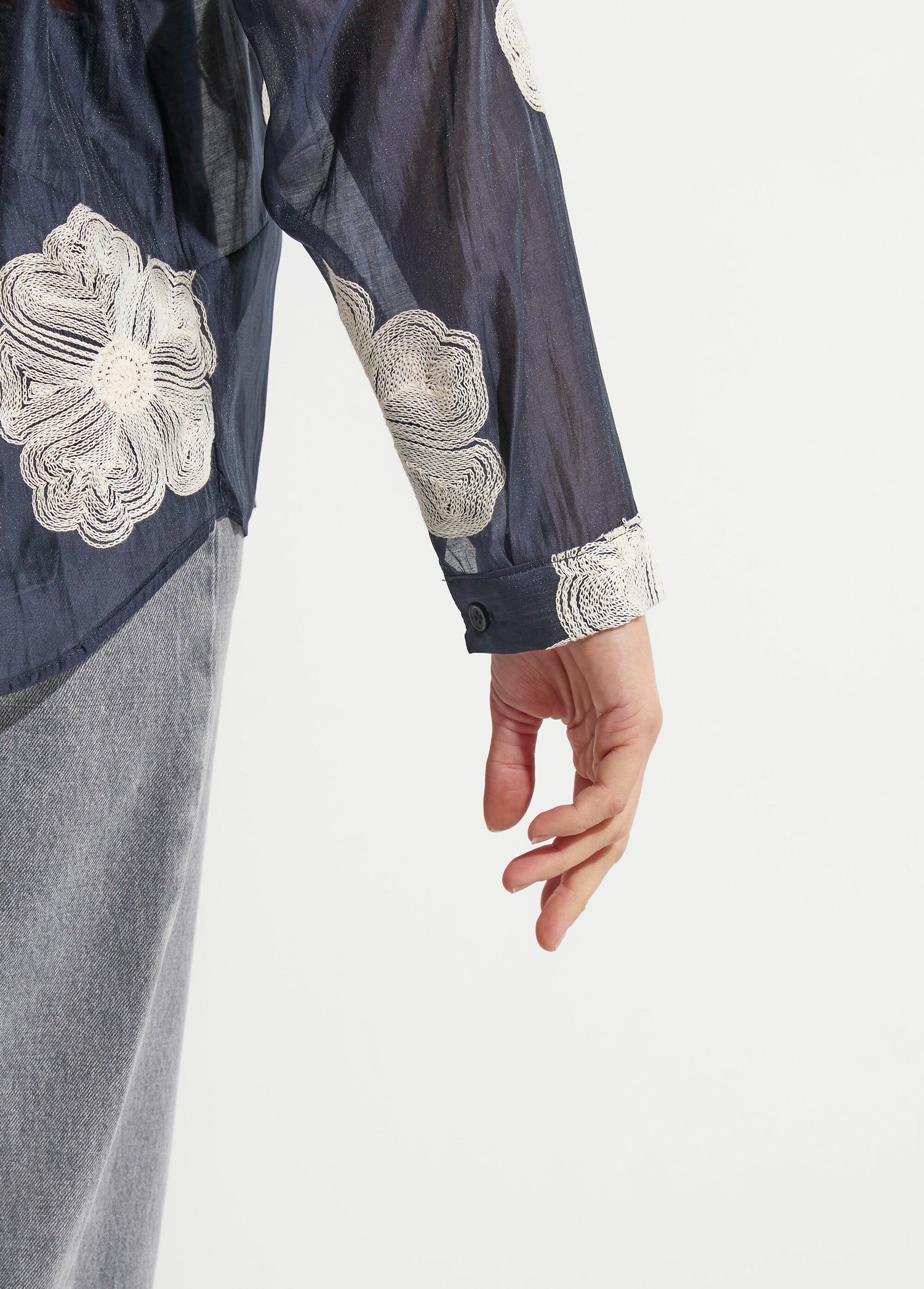 Chemisier en voile, broderies camelias