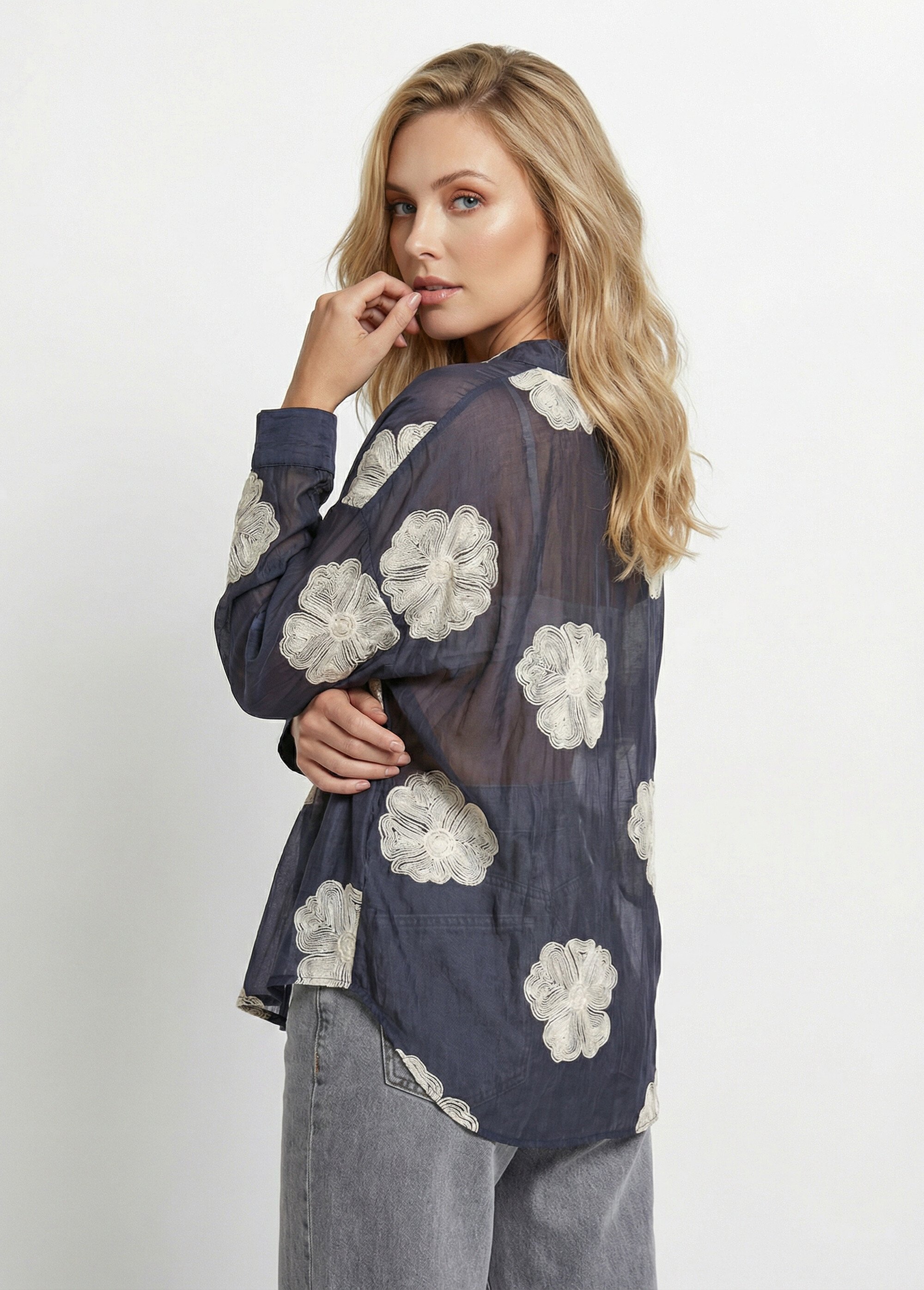 Chemisier en voile, broderies camelias