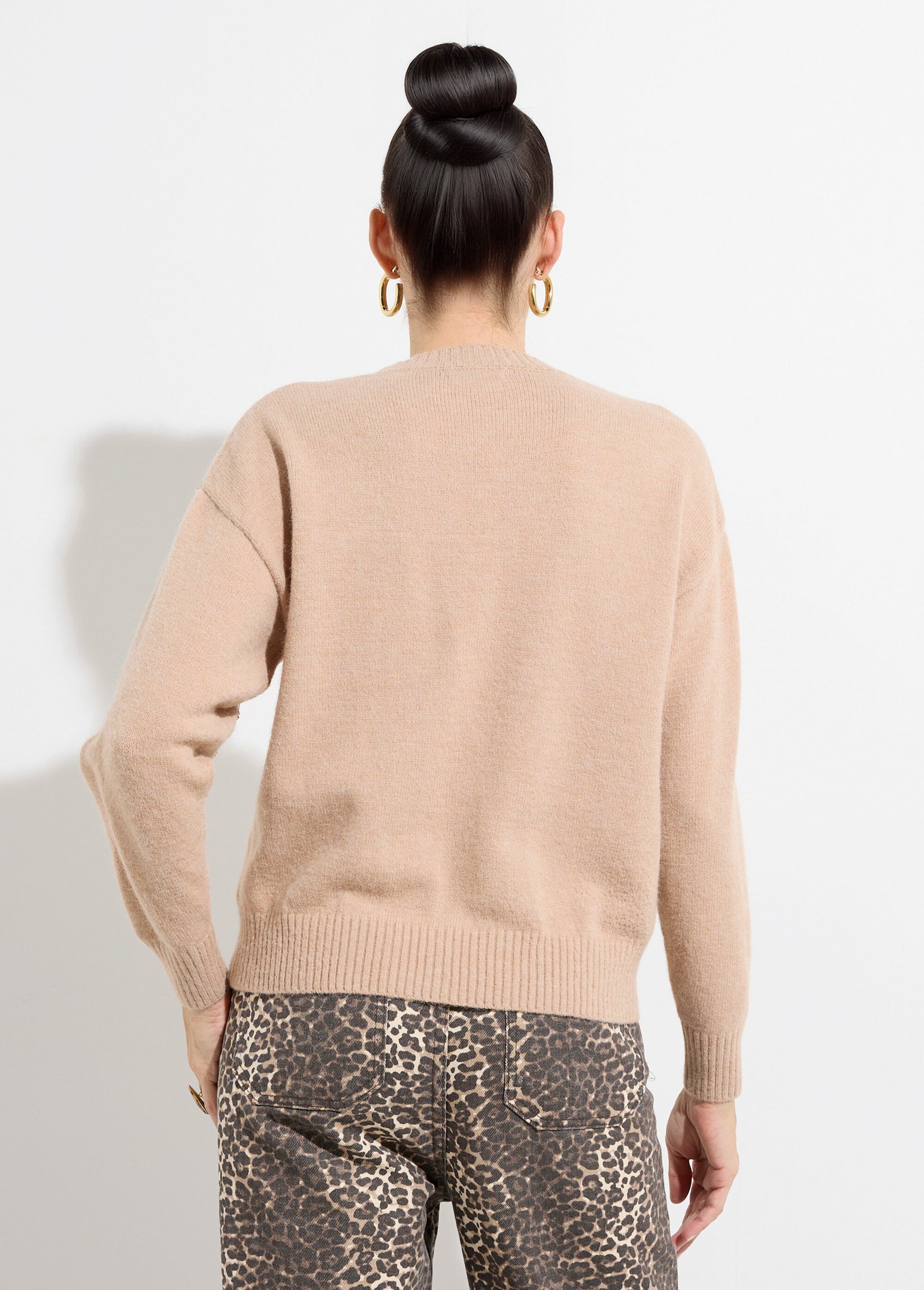 Pull col rond, perles et strass brillants