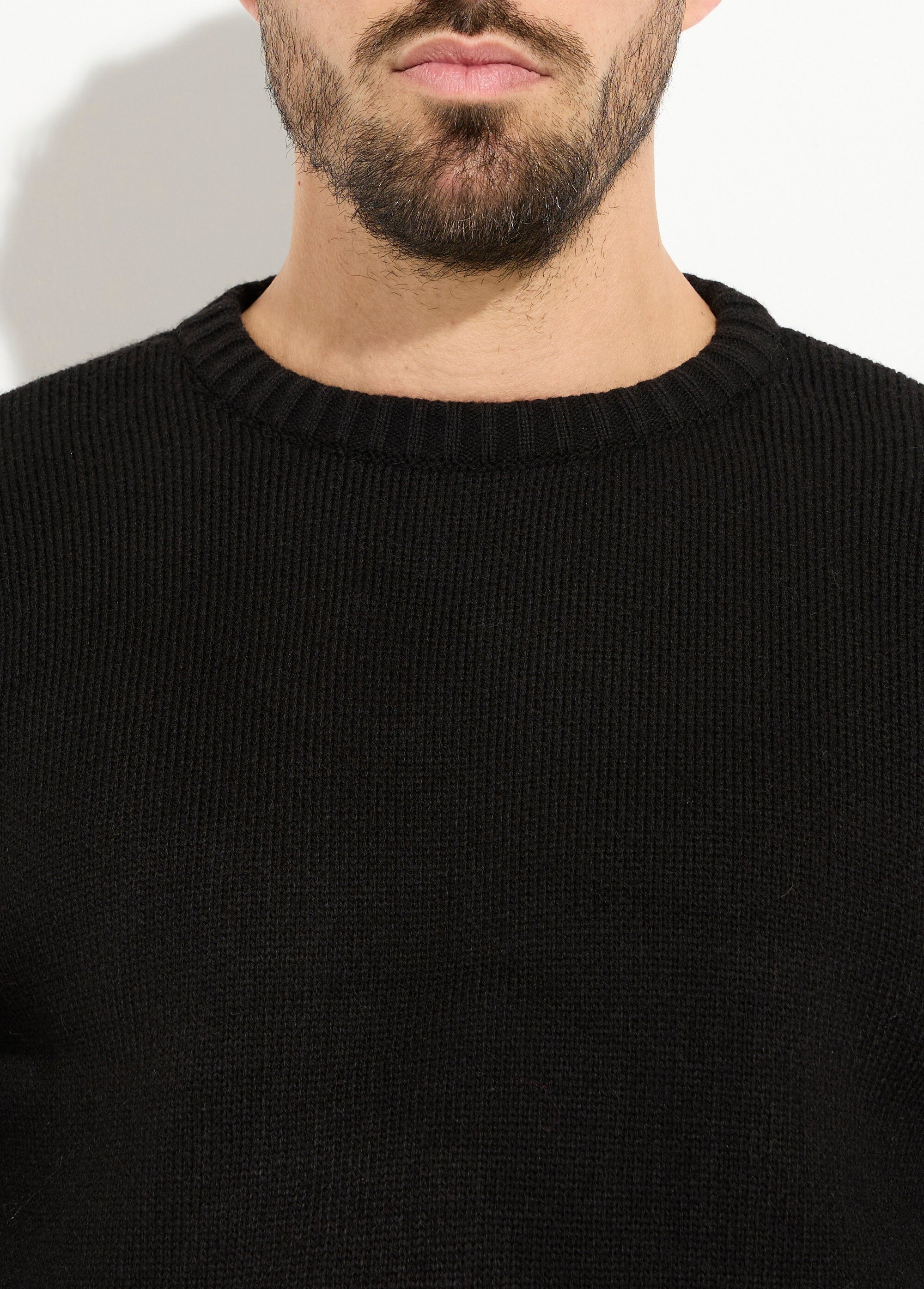 Pull épais col rond et maille torsadée