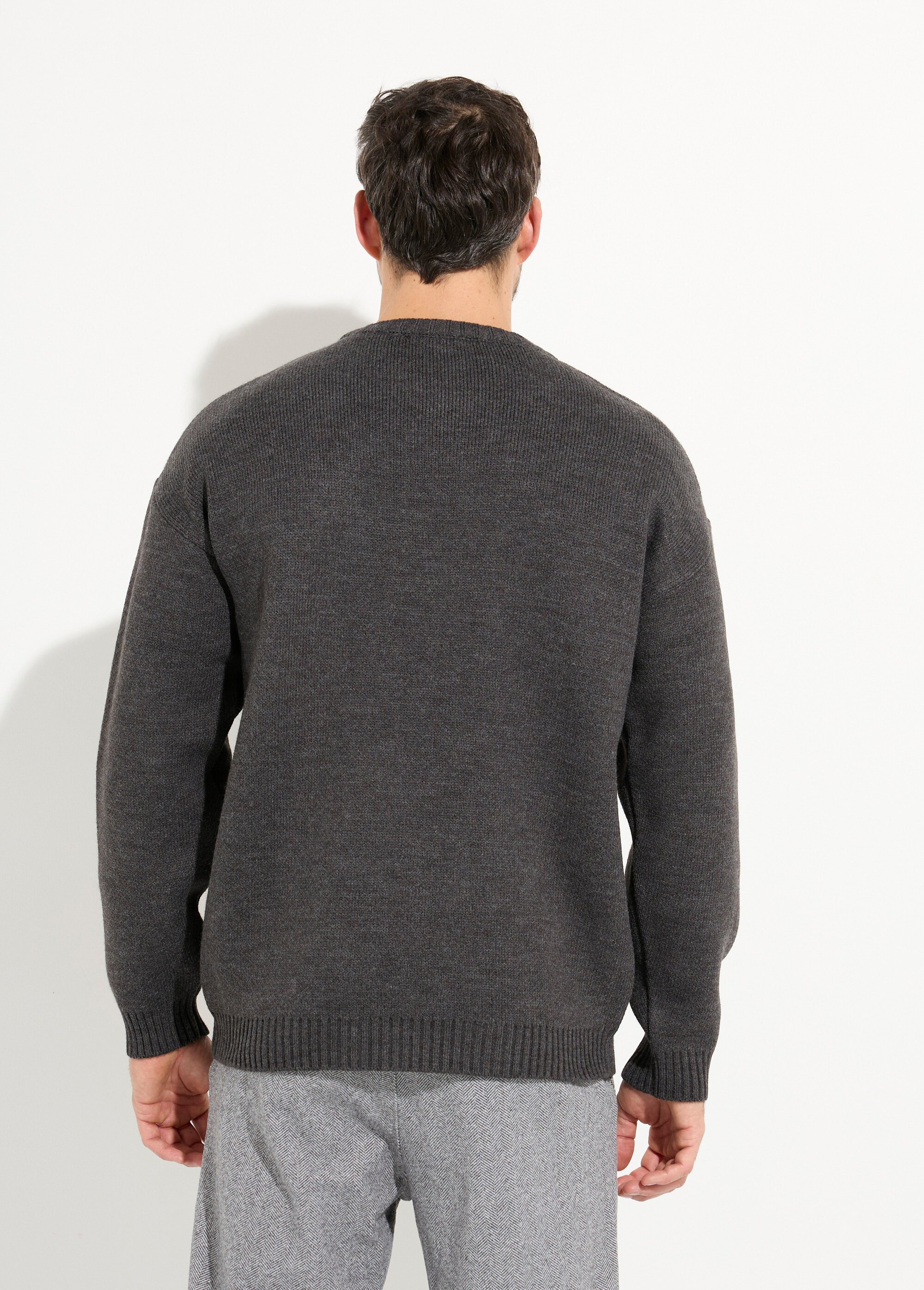 Pull épais col rond et maille torsadée