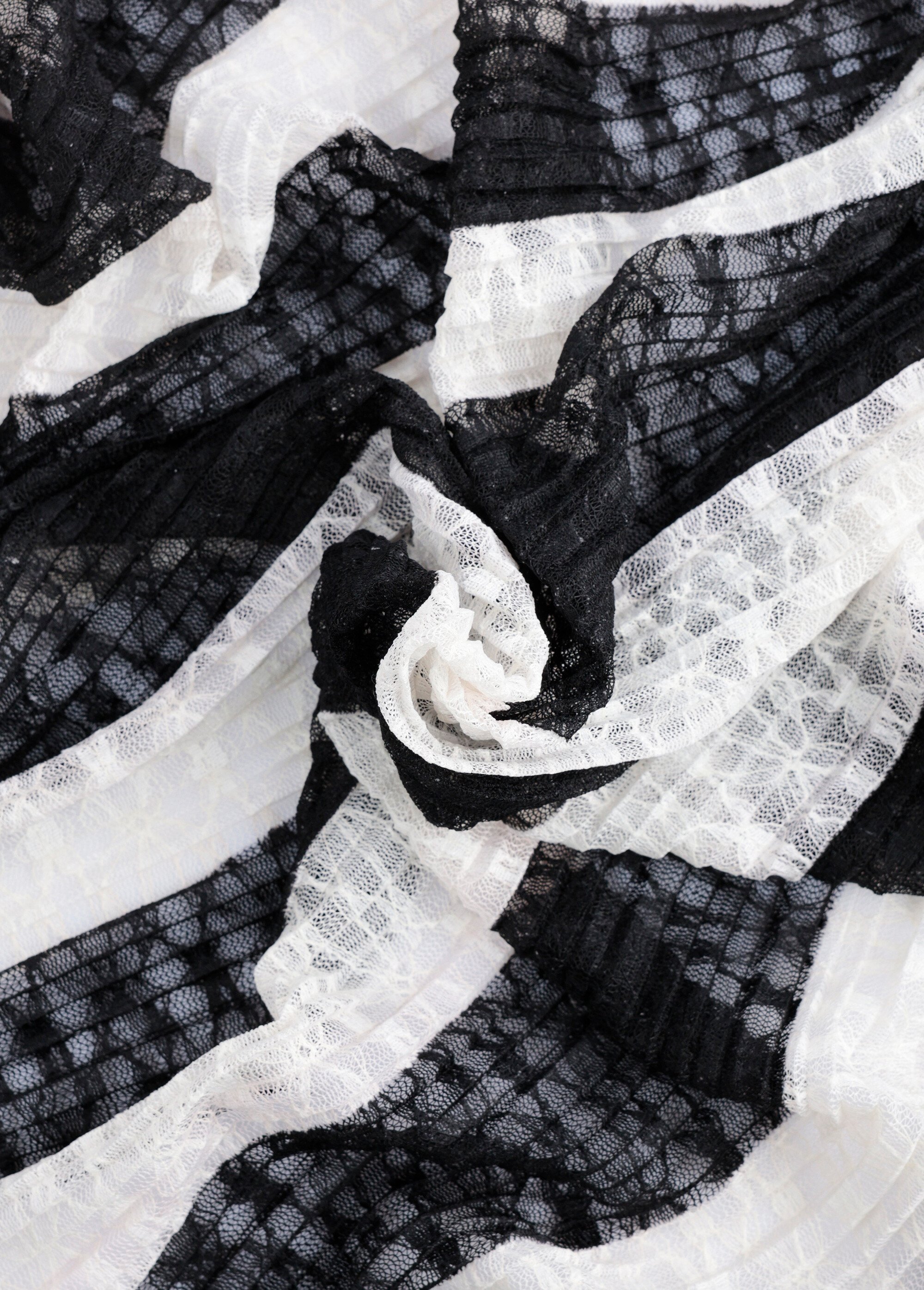 Coupon tissu dentelle plissée rayée NOIR COT147423 FA1