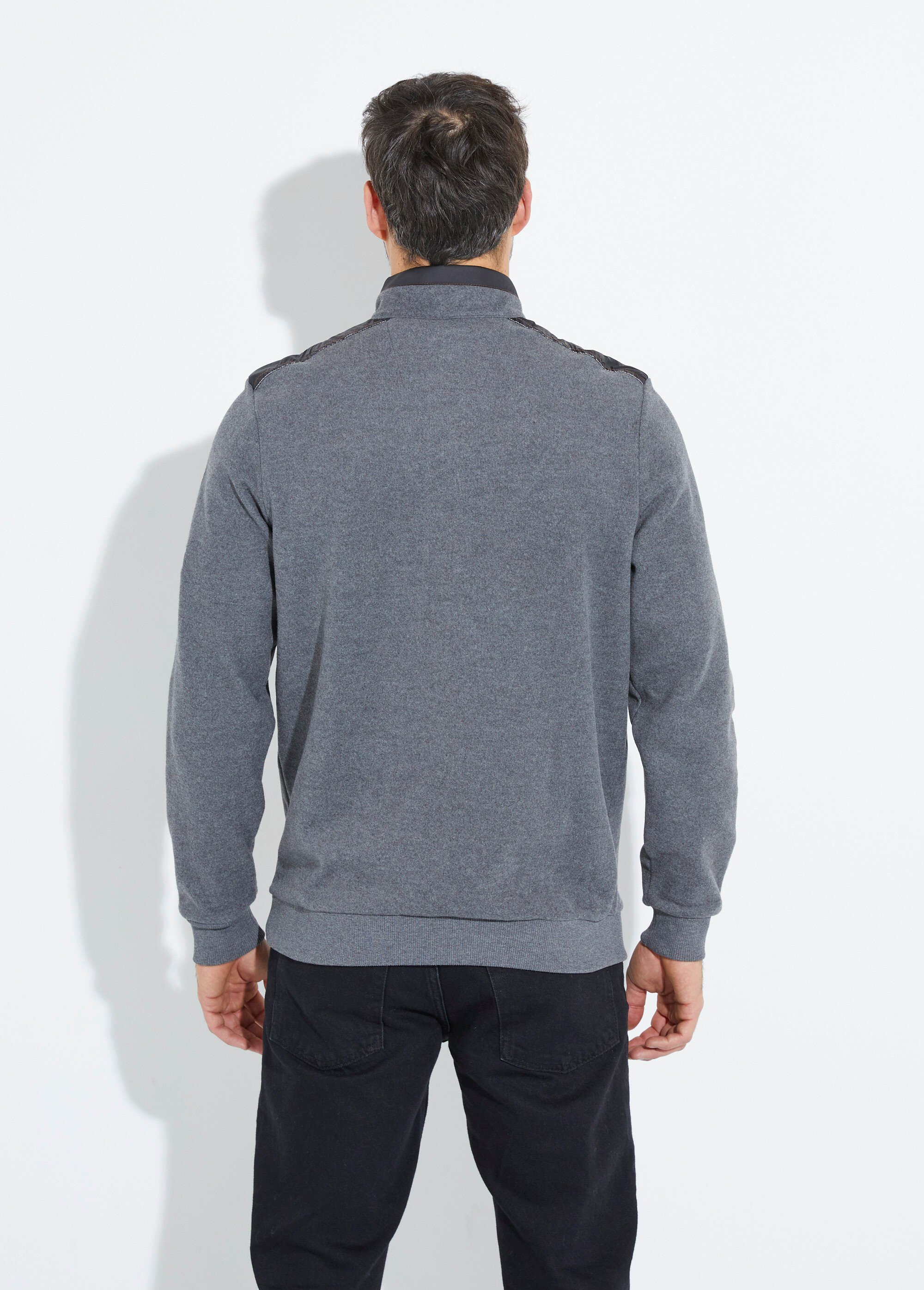 Pull avec col zippé et détails bimatière