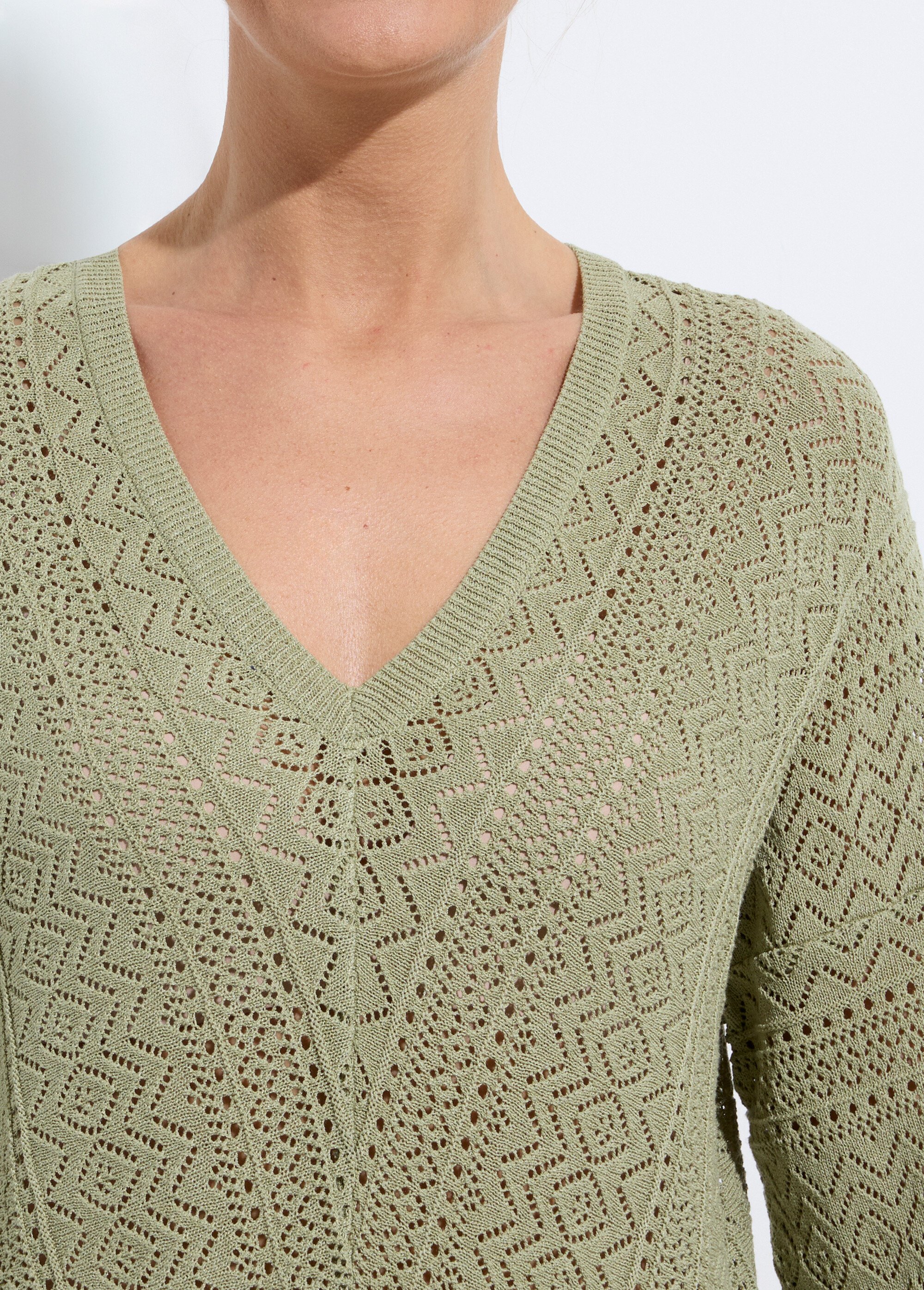 Pull doux col V maille ajourée avec fibres recyclées